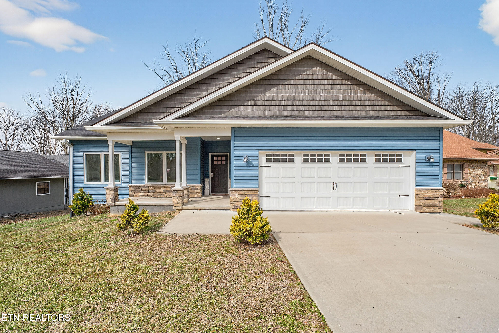 204 Lakeside Drive — photo