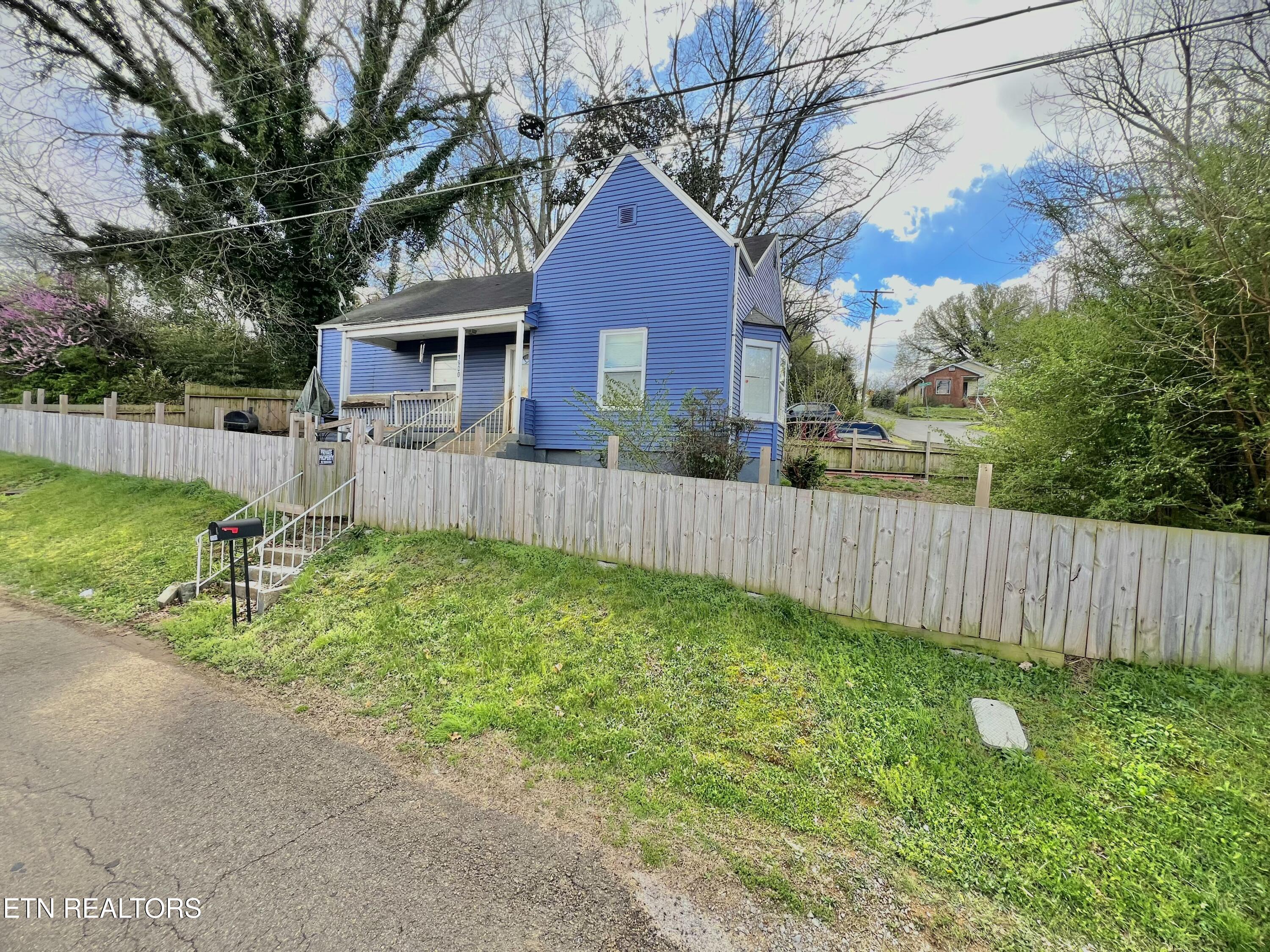1900 Victoria Ave — photo