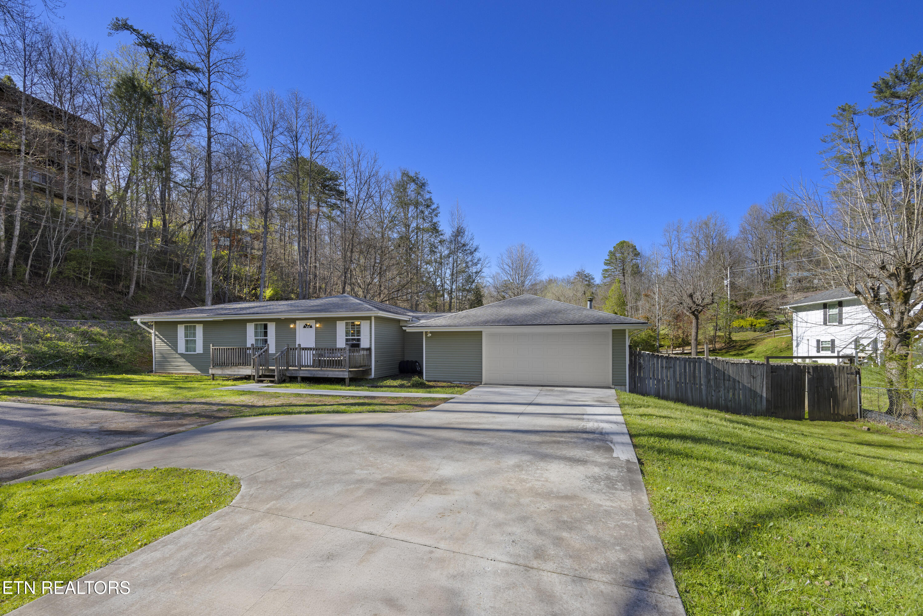 1189 Cole Lane — photo