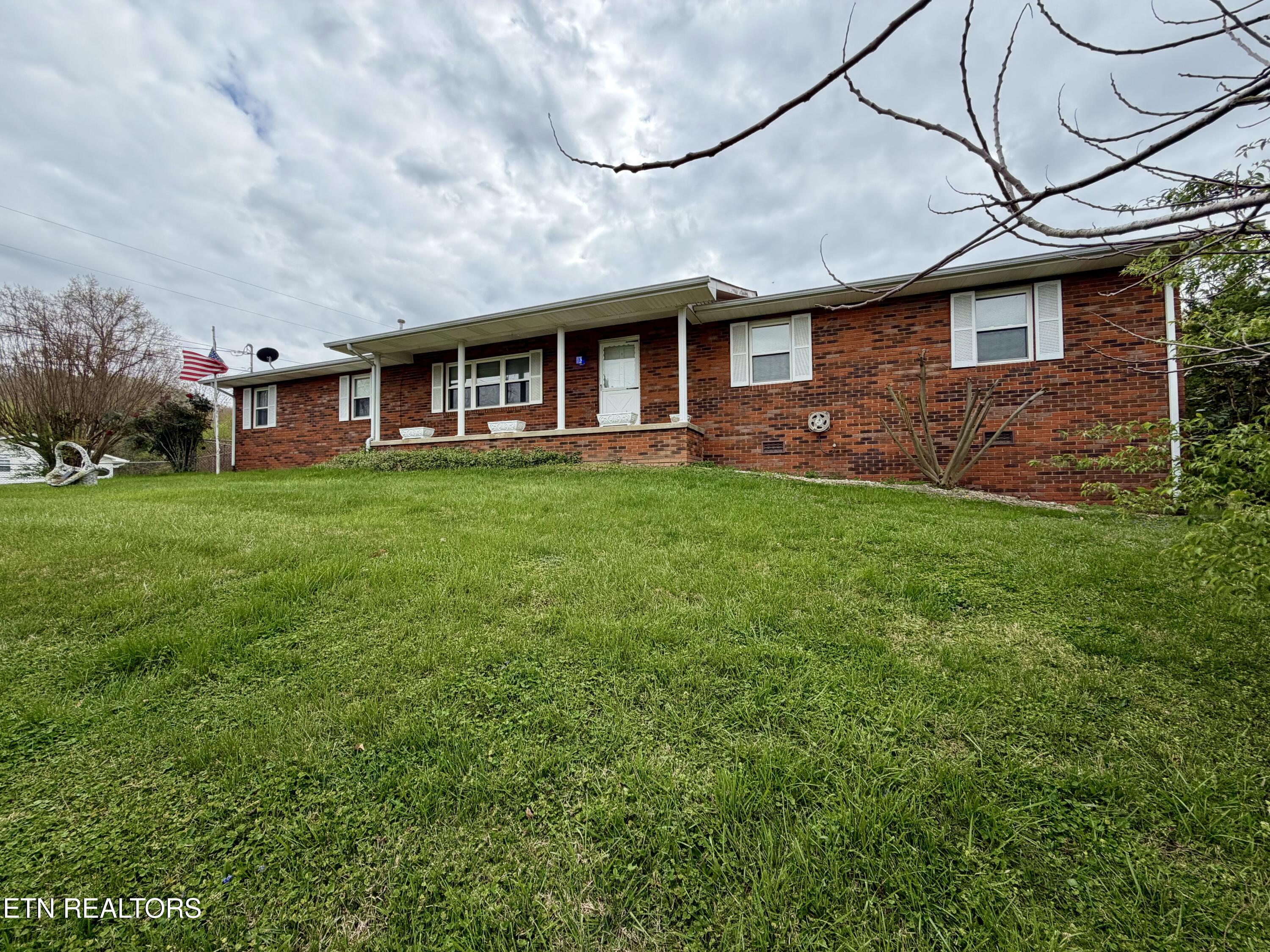 302 S Apache Rd, Clinton, TN 37716