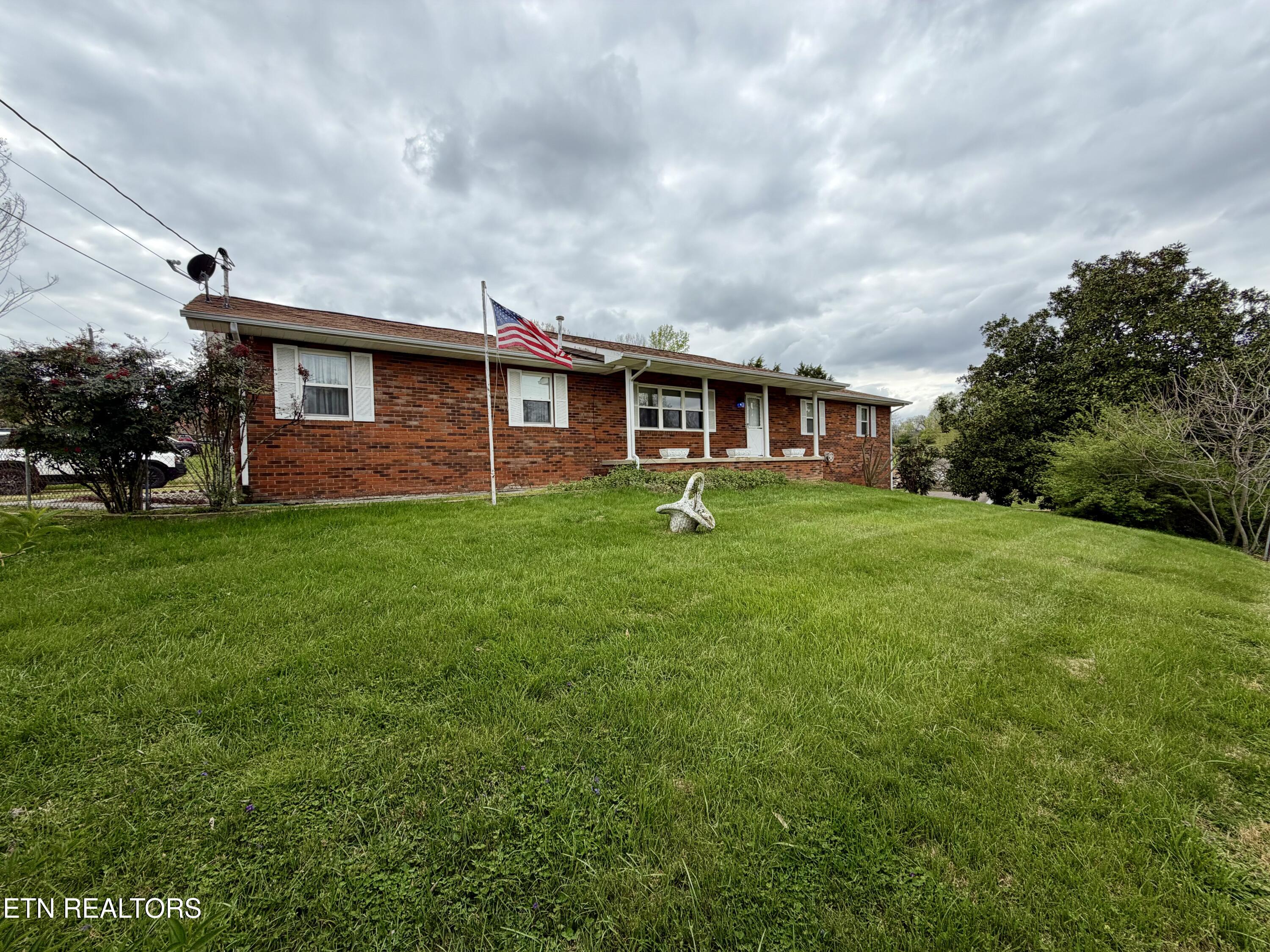 302 S Apache Rd, Clinton, TN 37716 — photo 2