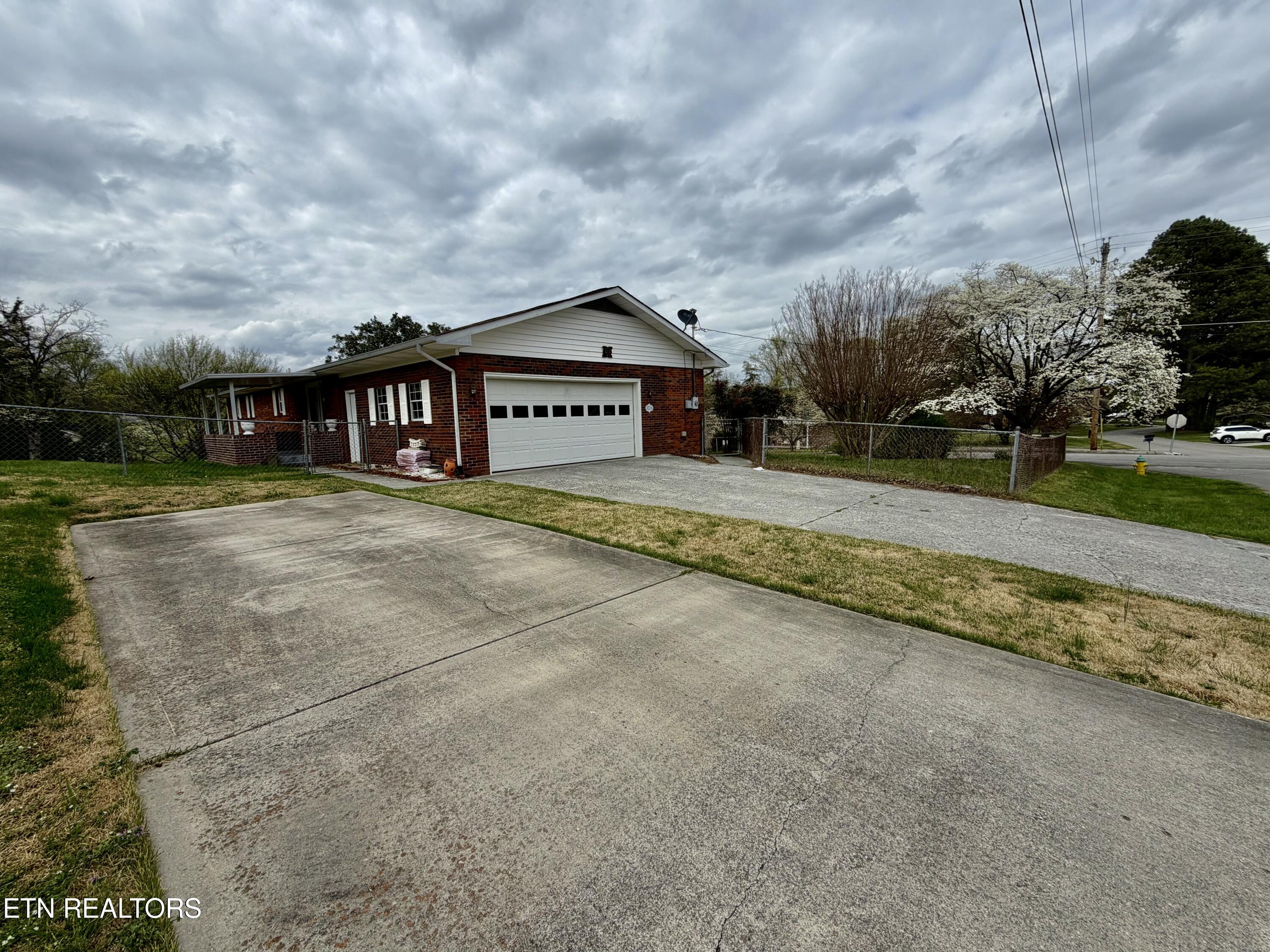 302 S Apache Rd, Clinton, TN 37716 — photo 3