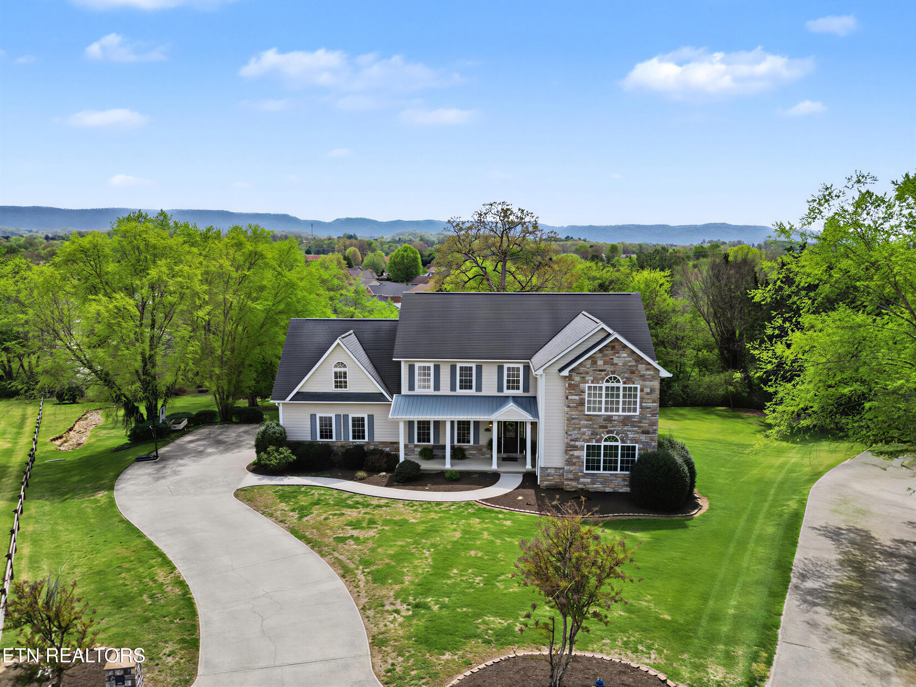 1323 Stonehenge Drive — photo