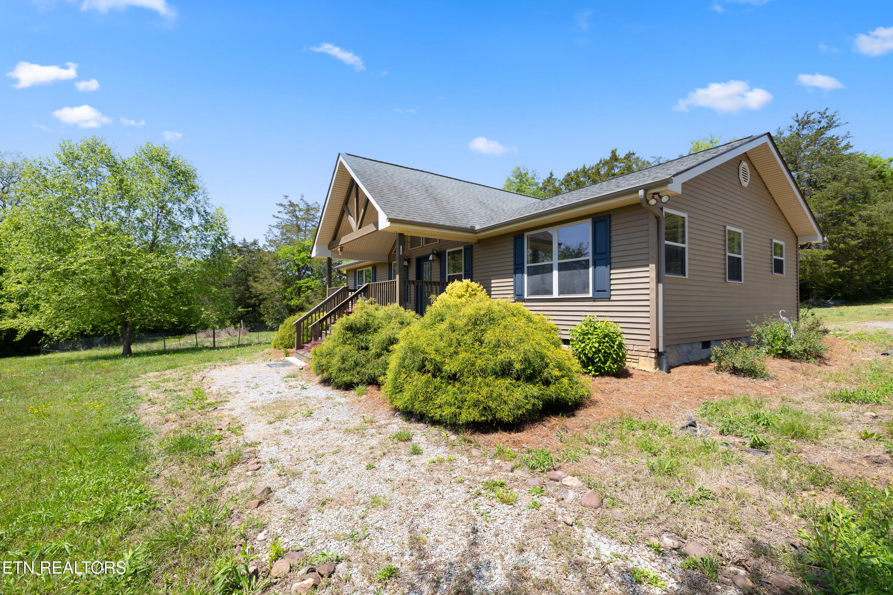 1462 Sandy Ridge Rd, Dandridge, TN 37725 — photo 2