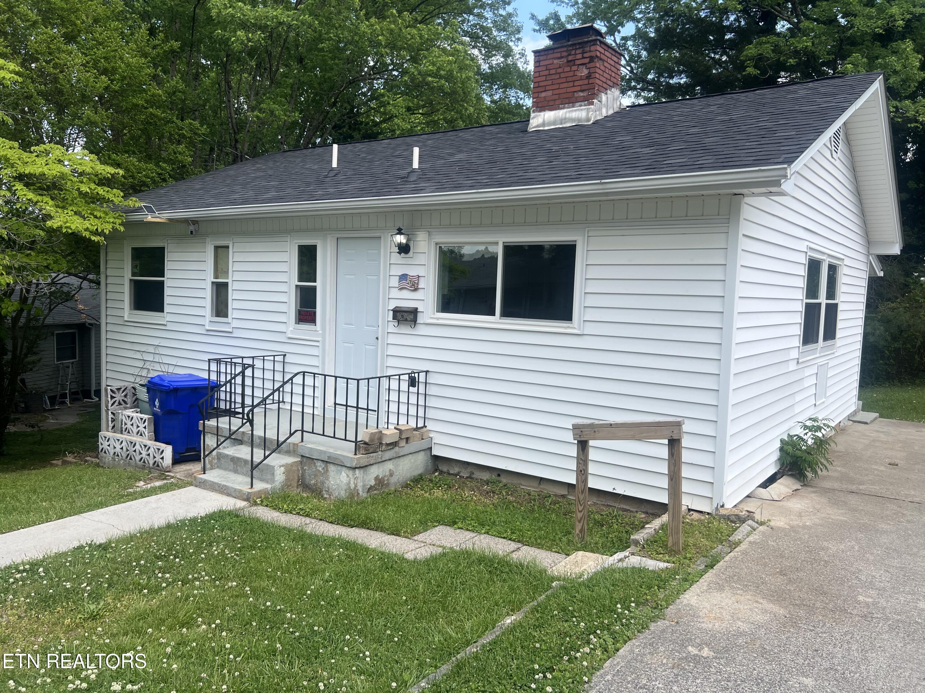 105 Porter Rd, Oak Ridge, TN 37830