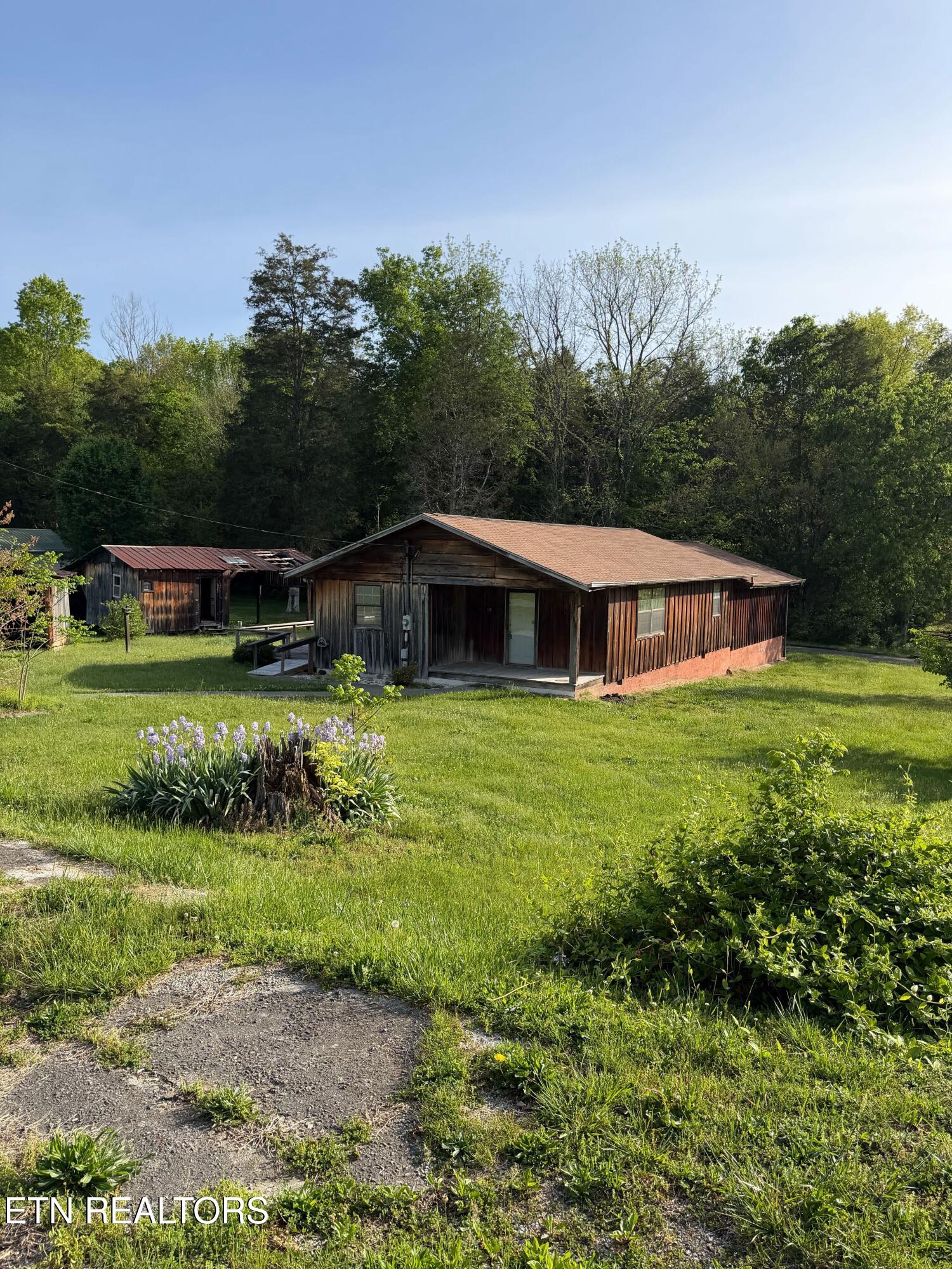 912 Raccoon Valley Rd — photo