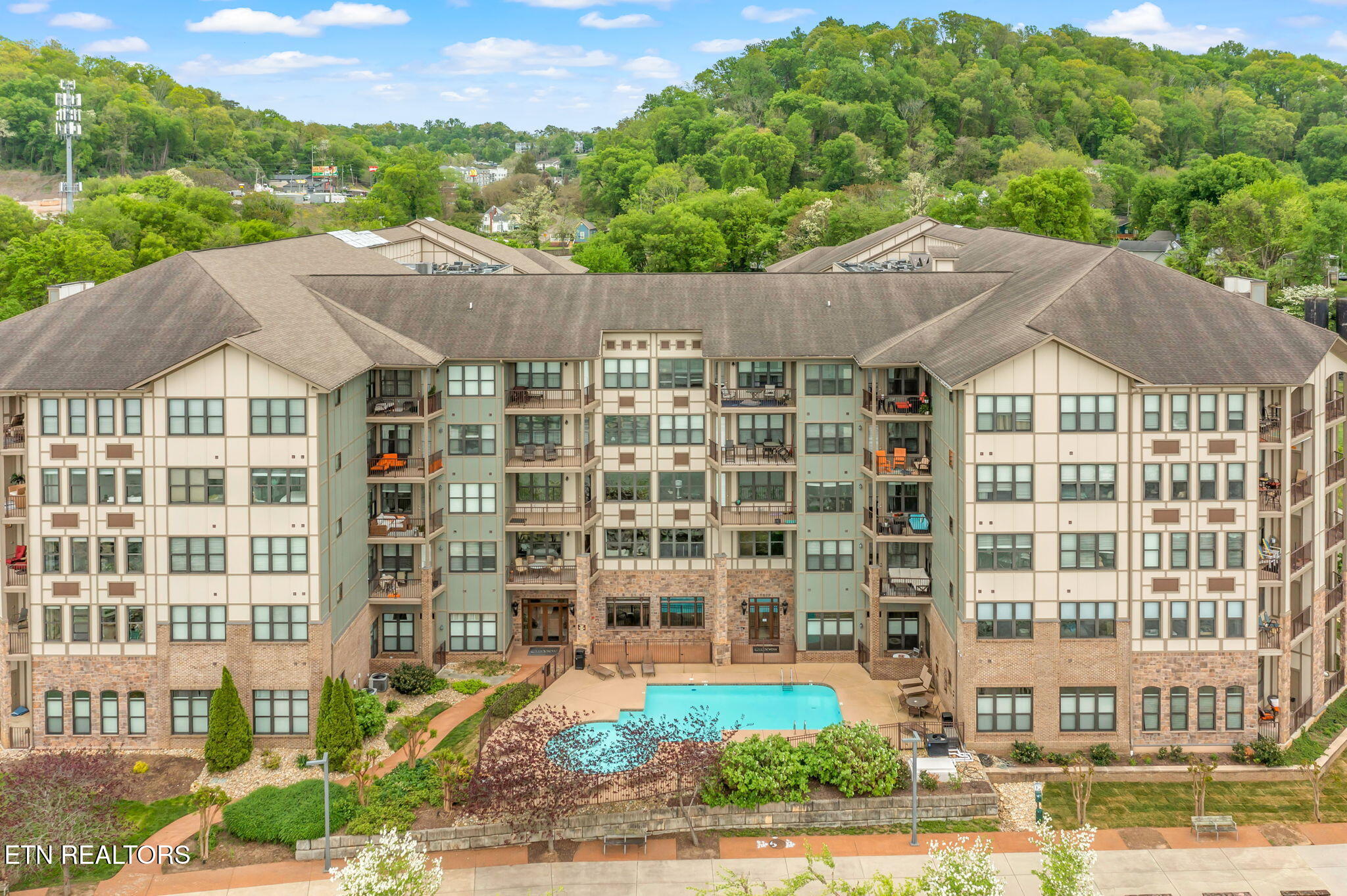 445 W Blount Ave 409 — photo