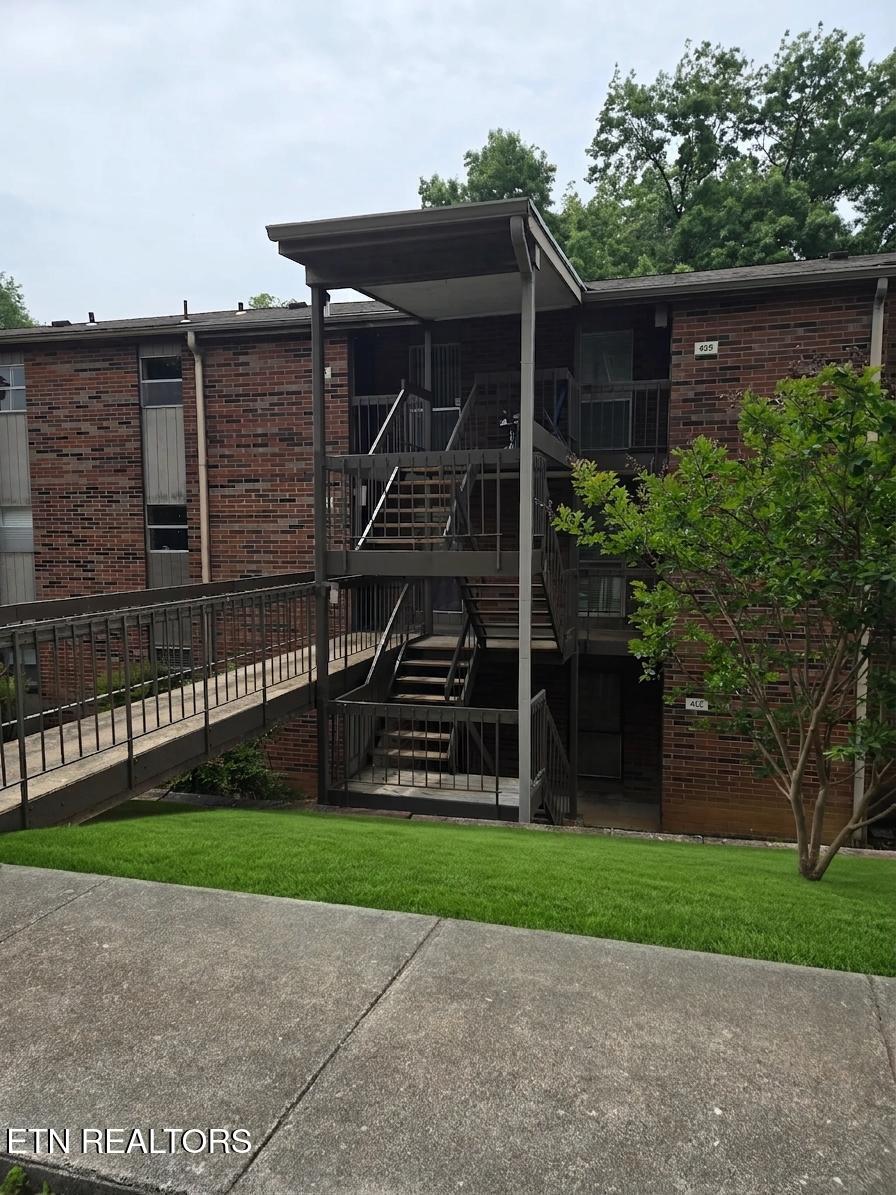 435 Canberra Drive — photo