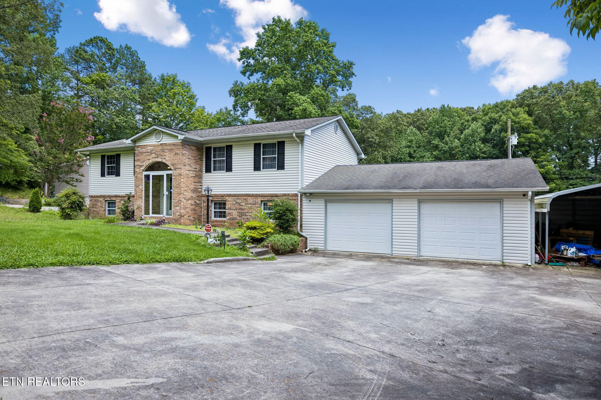 663 W Hills Drive — photo