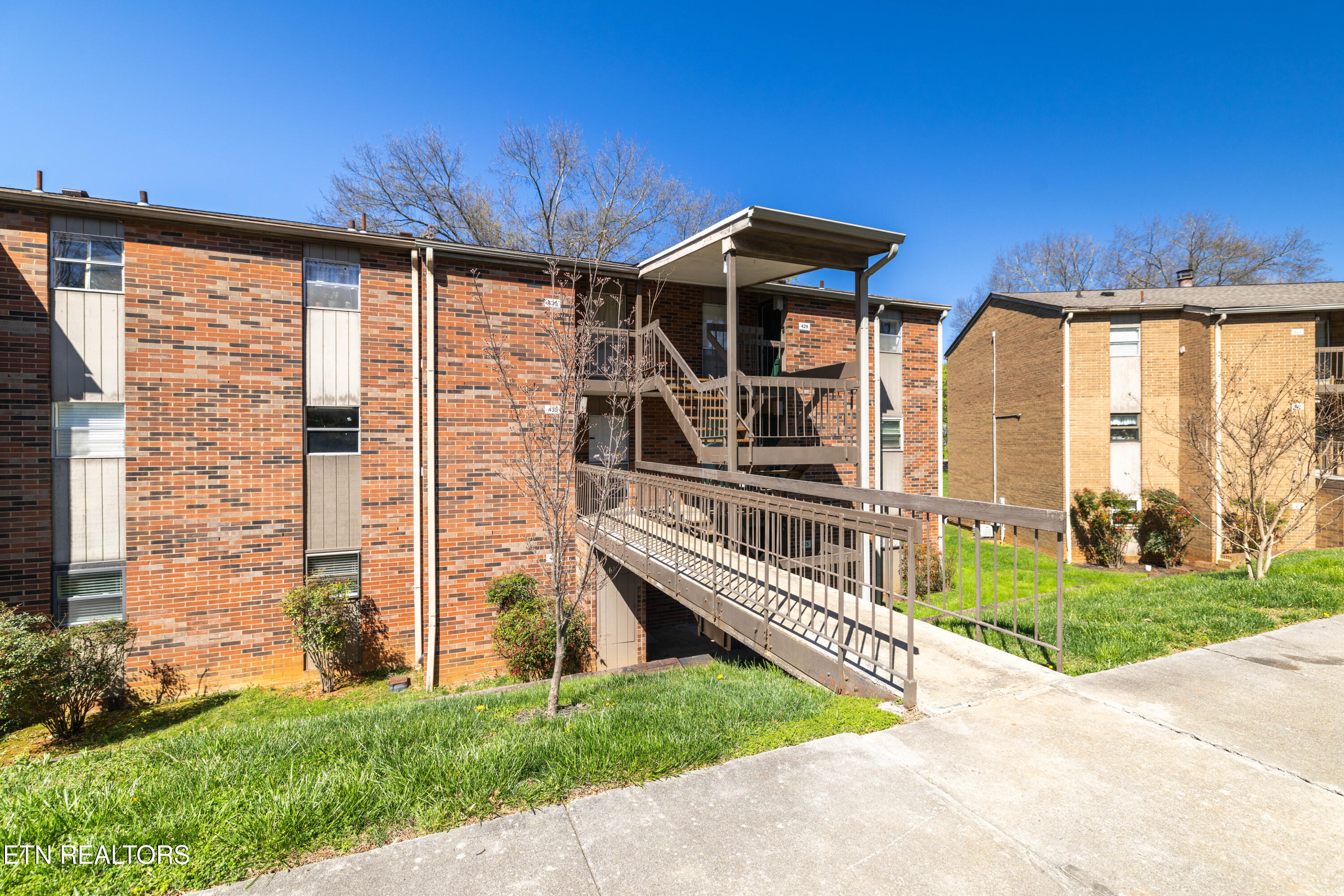 431 Canberra Drive 431 — photo