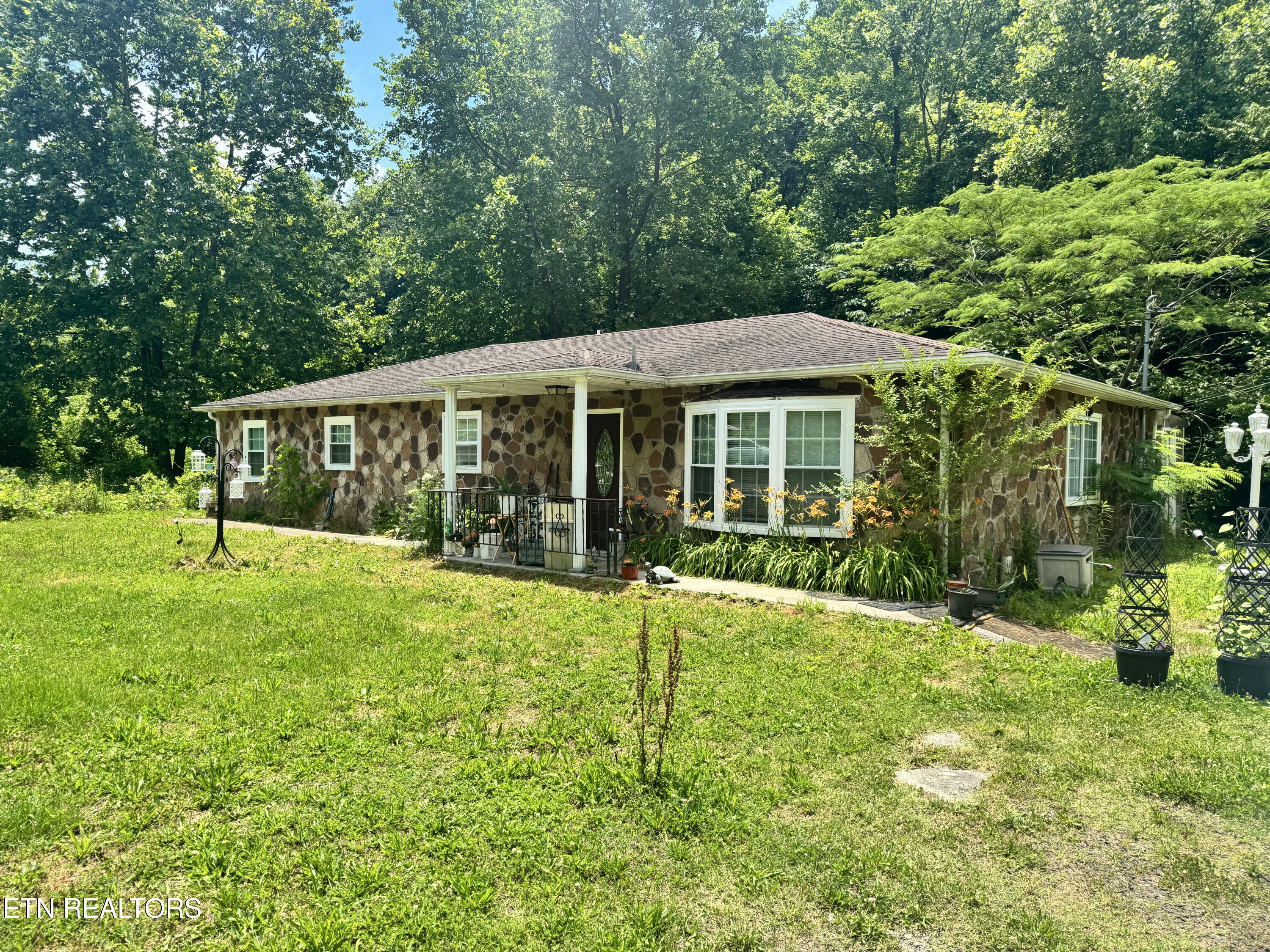955 Rock Haven Rd — photo