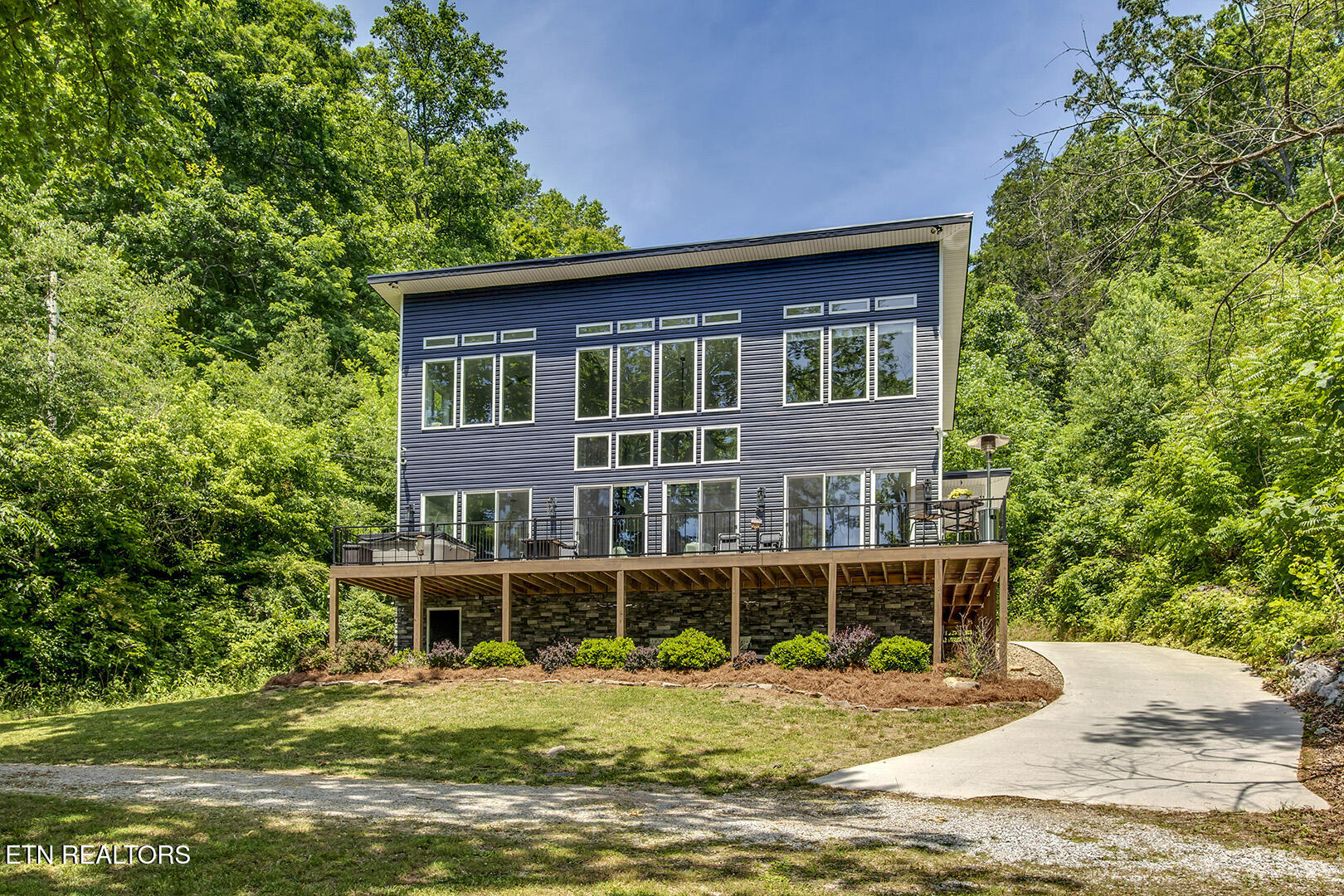 880 Skyline Drive — photo