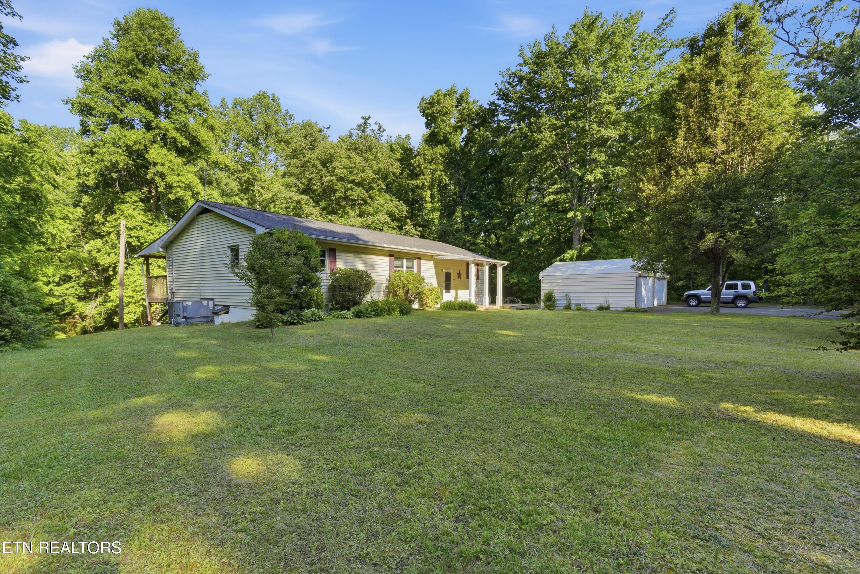 140 Walnut St, Deer Lodge, TN 37726 — photo 2