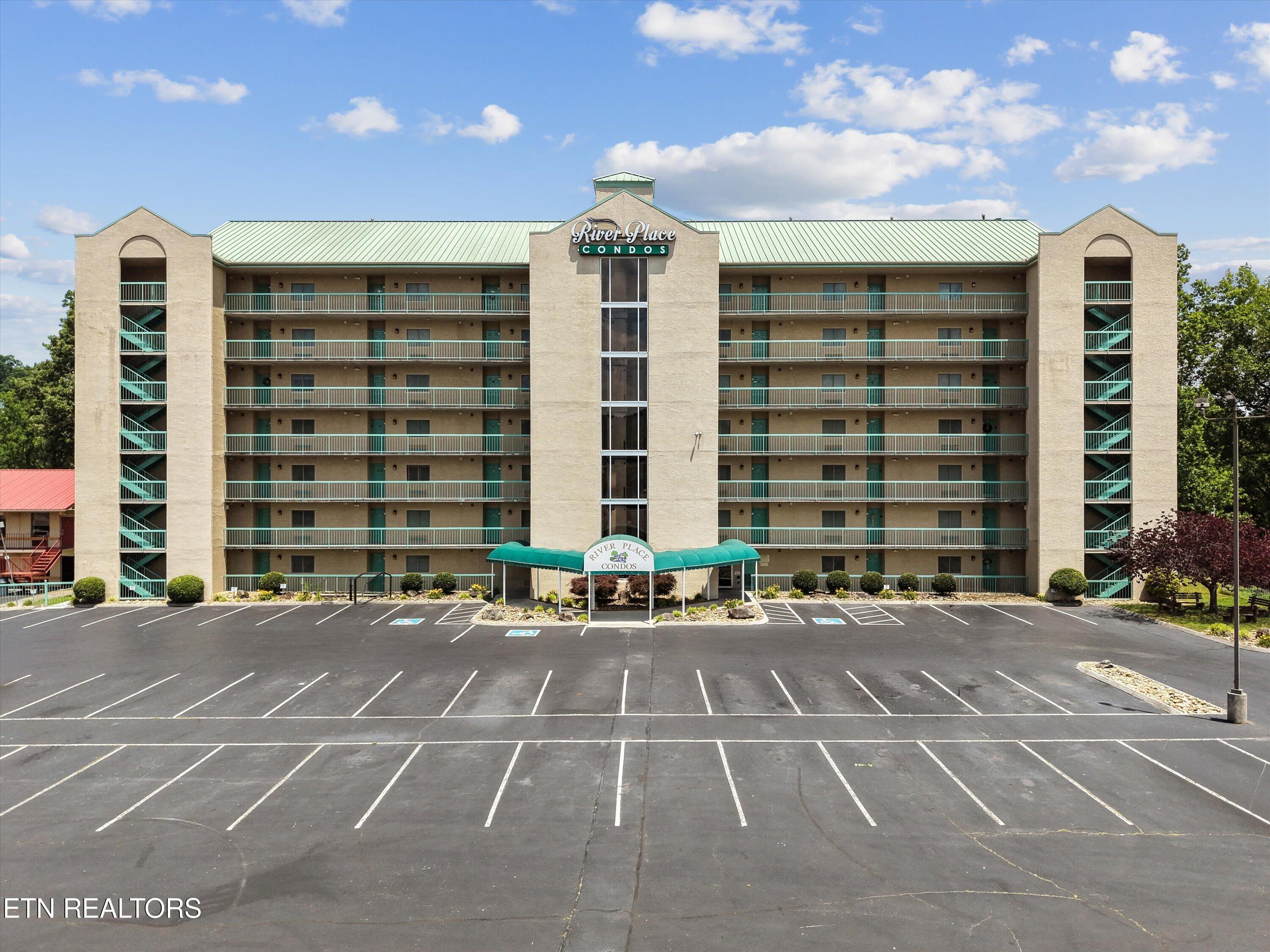 3215 N River Rd 502 — photo