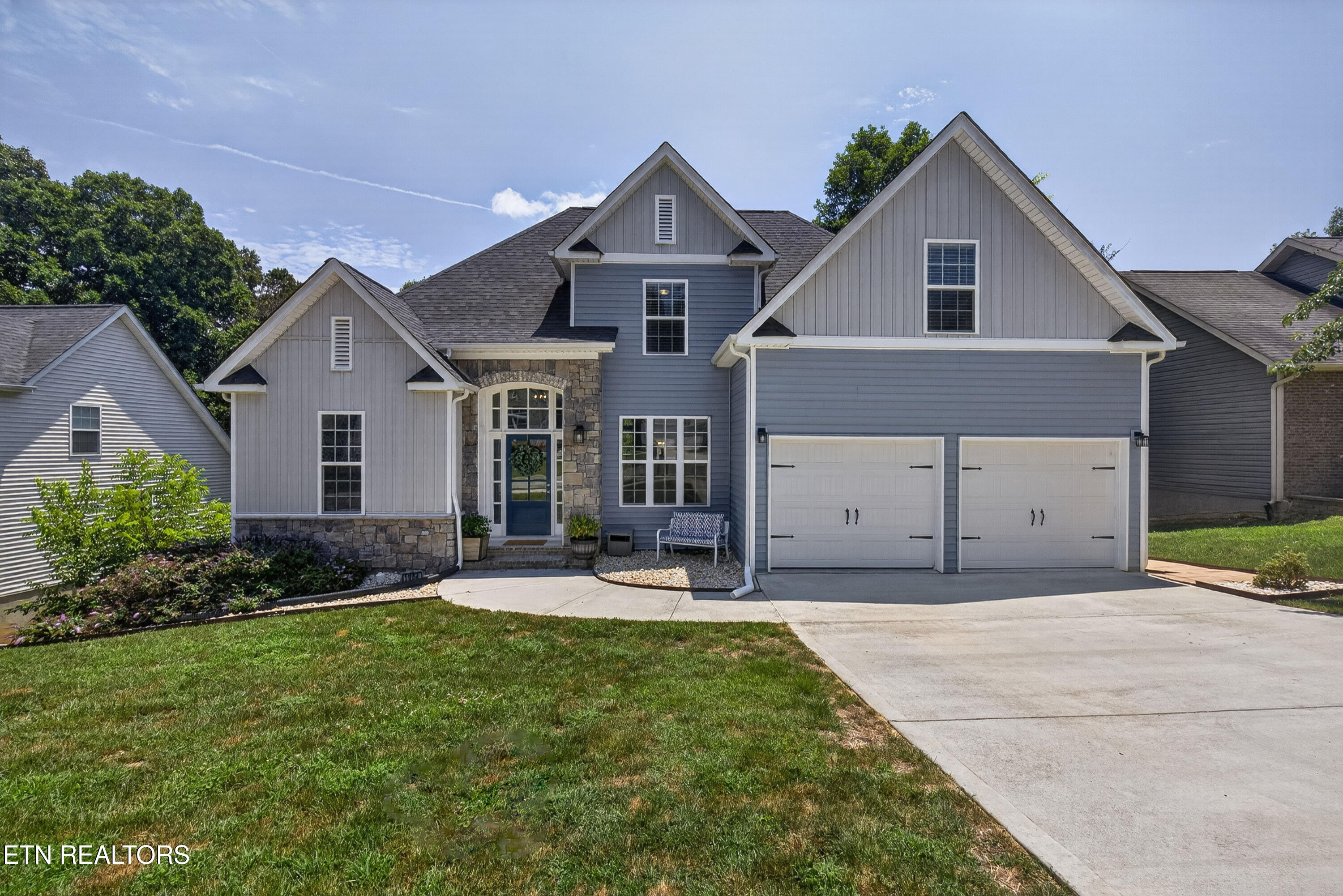 1084 Hillside Lane — photo