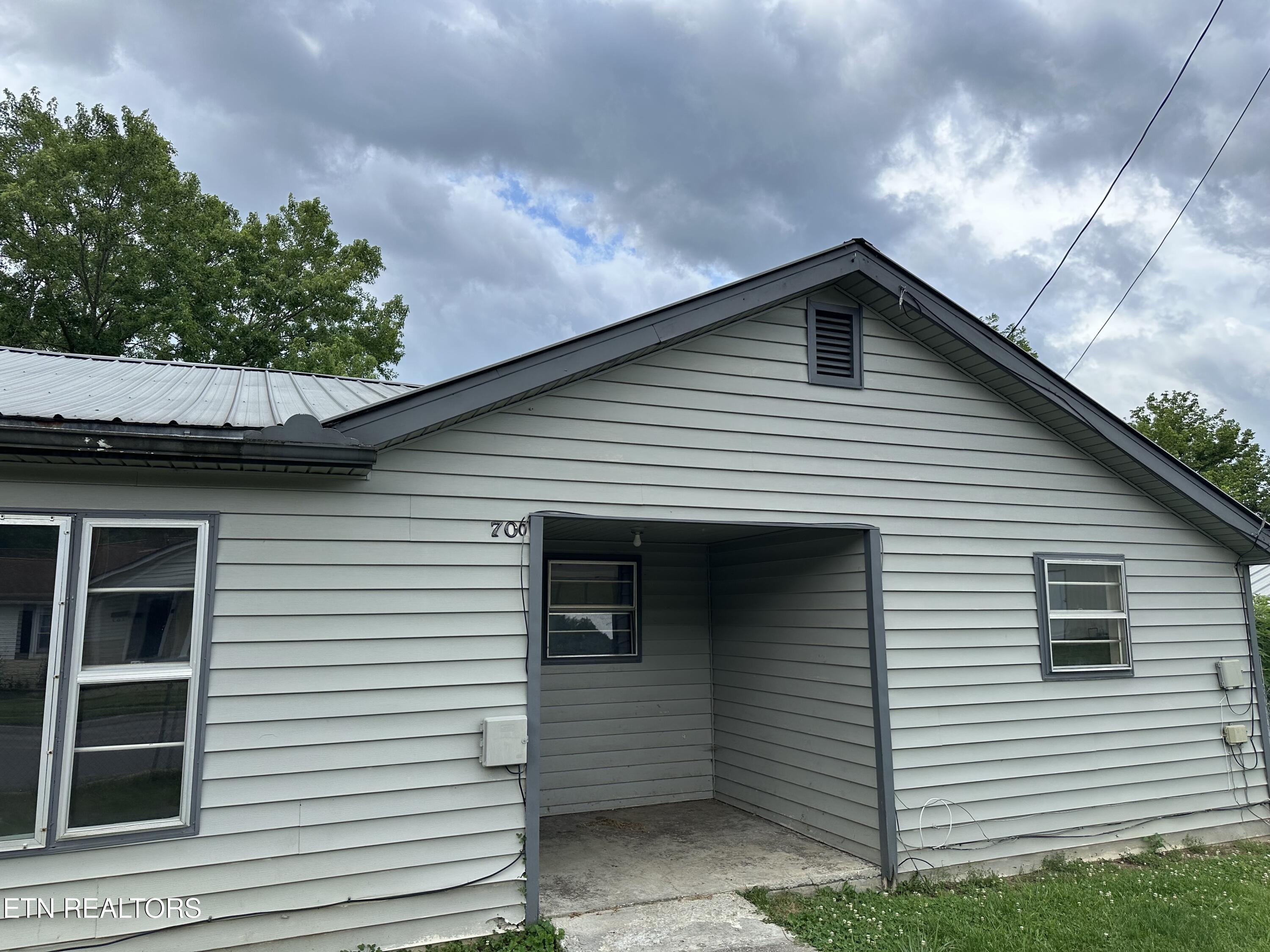 706 E Beech St, LaFollette, TN 37766 — photo 2