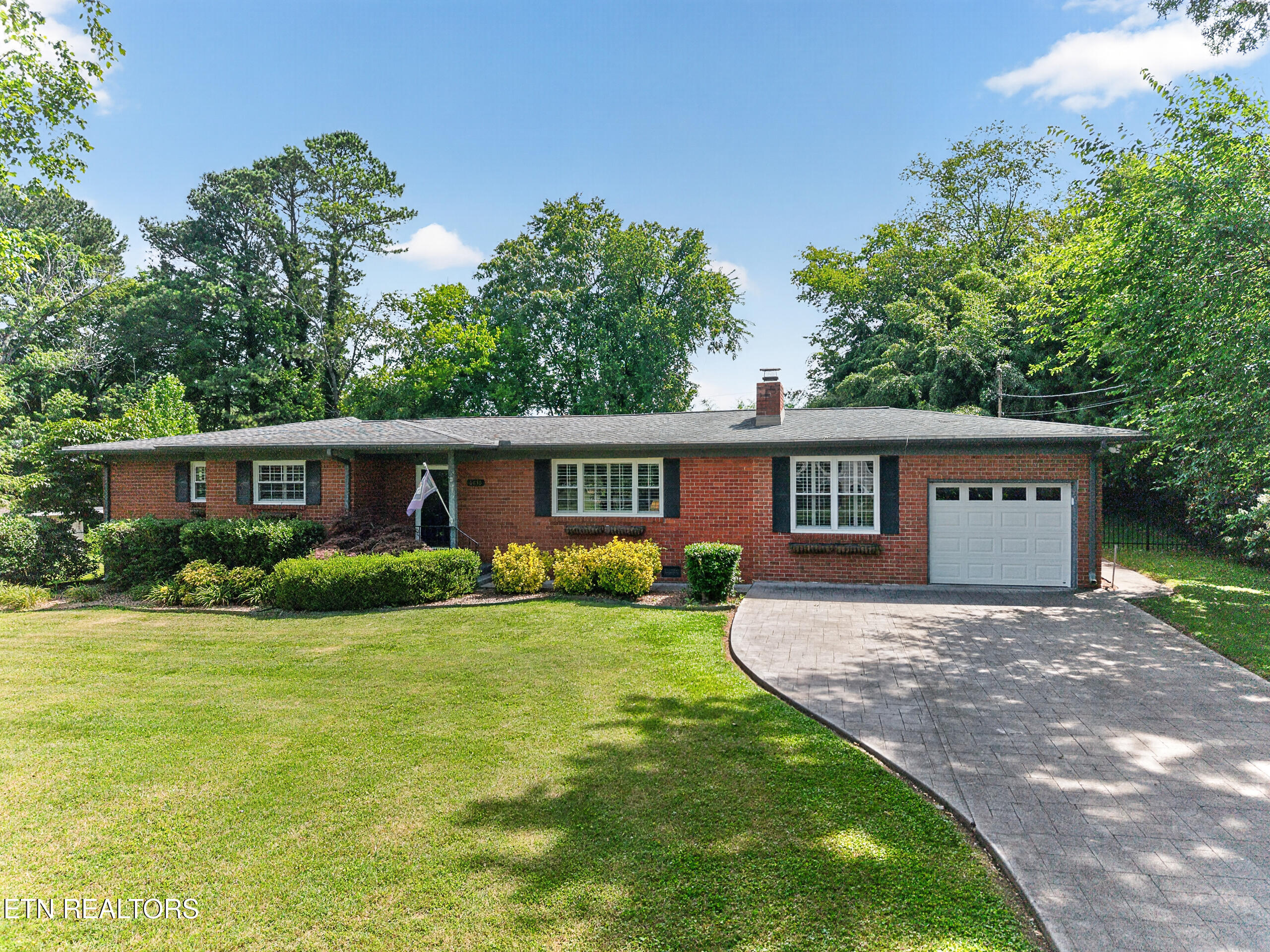 6810 Dorchester Drive — photo
