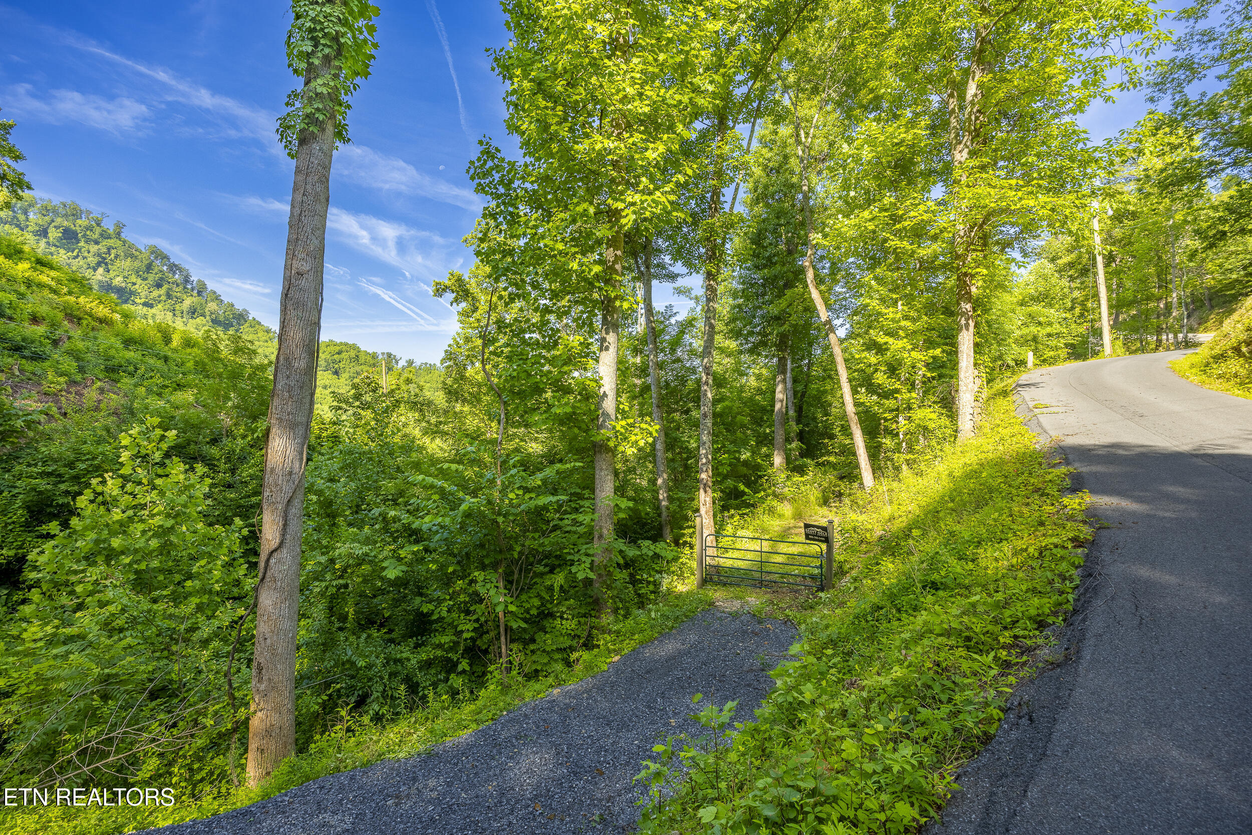 628 Loop Rd, Gatlinburg, TN 37738 — photo 2