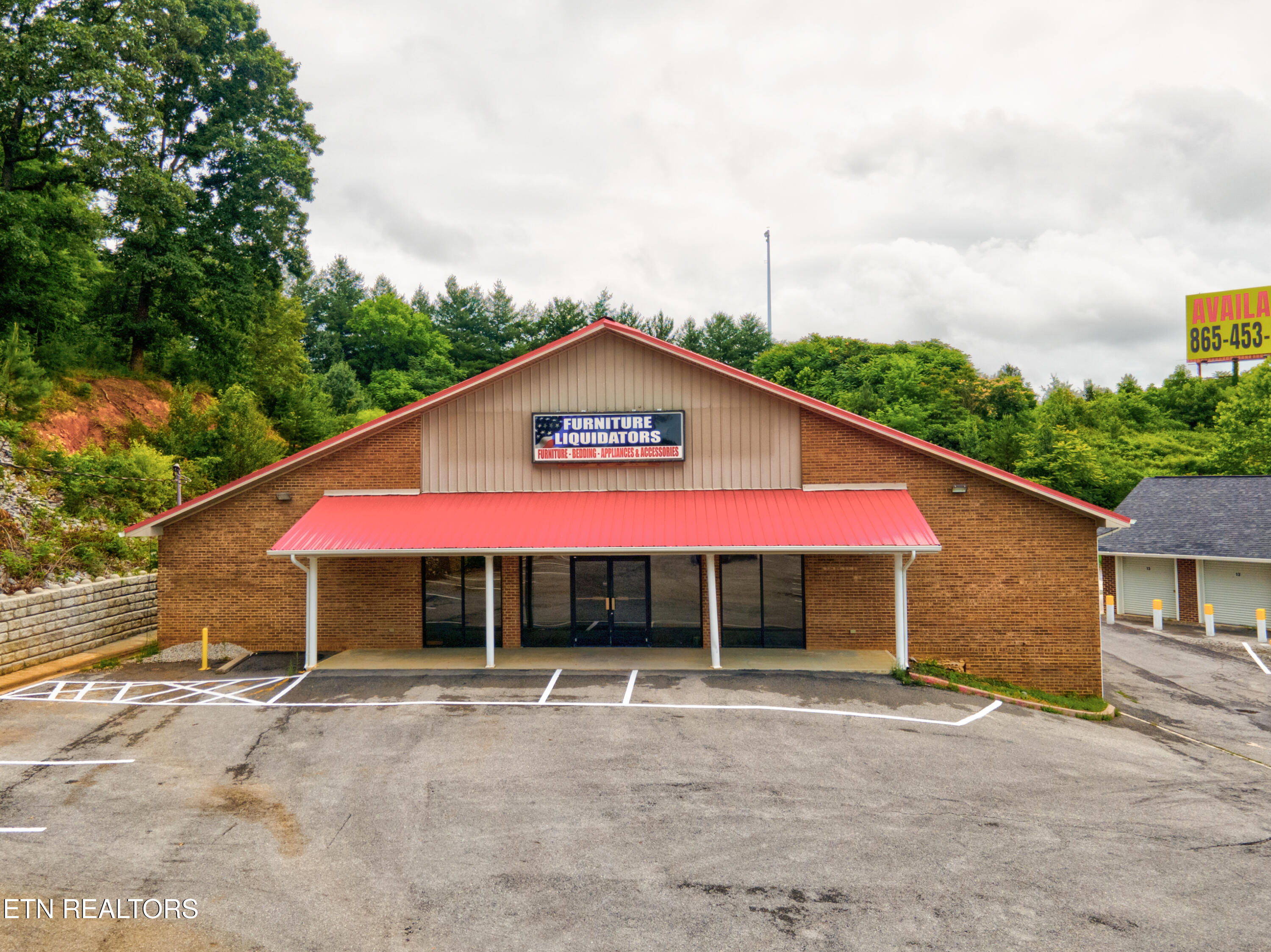 2560 Winfield Dunn Pkwy — photo