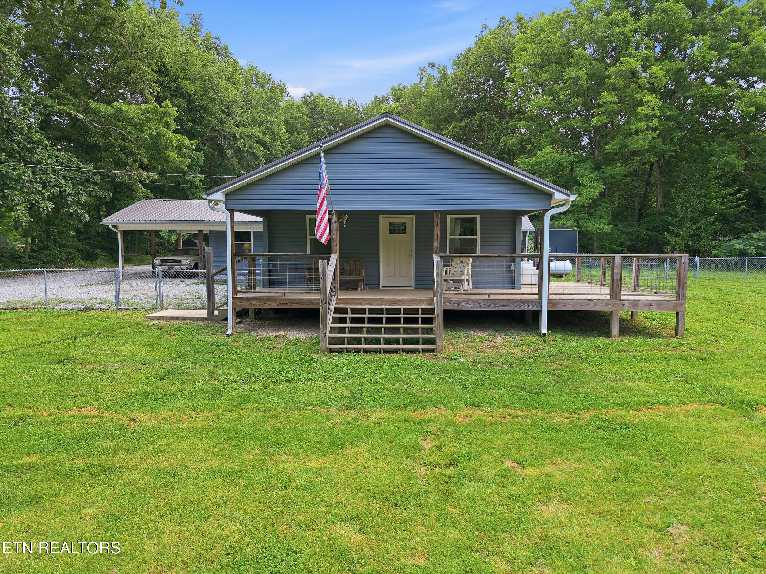 600 W End Rd — photo
