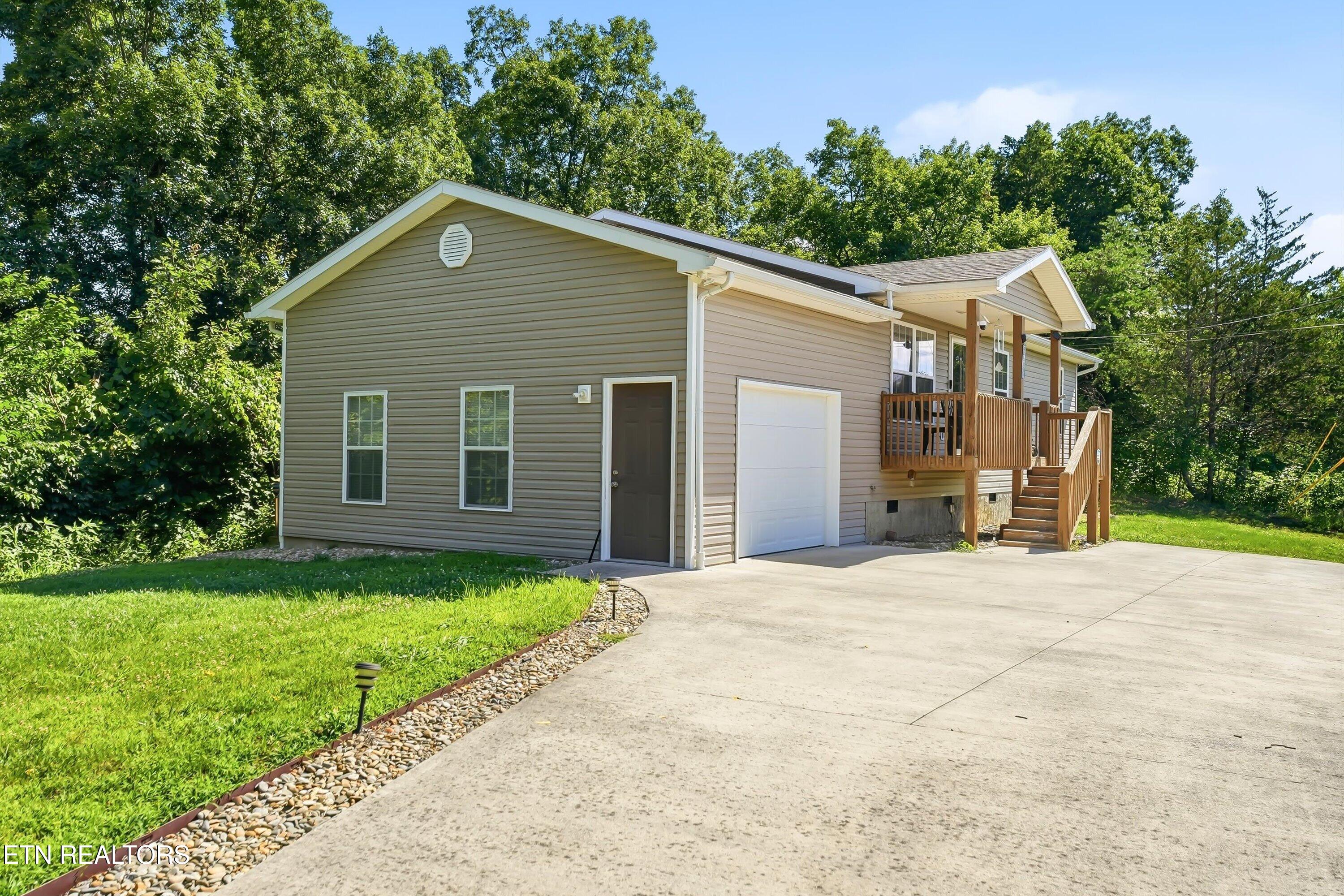 1044 Lake Smoky Rd — photo