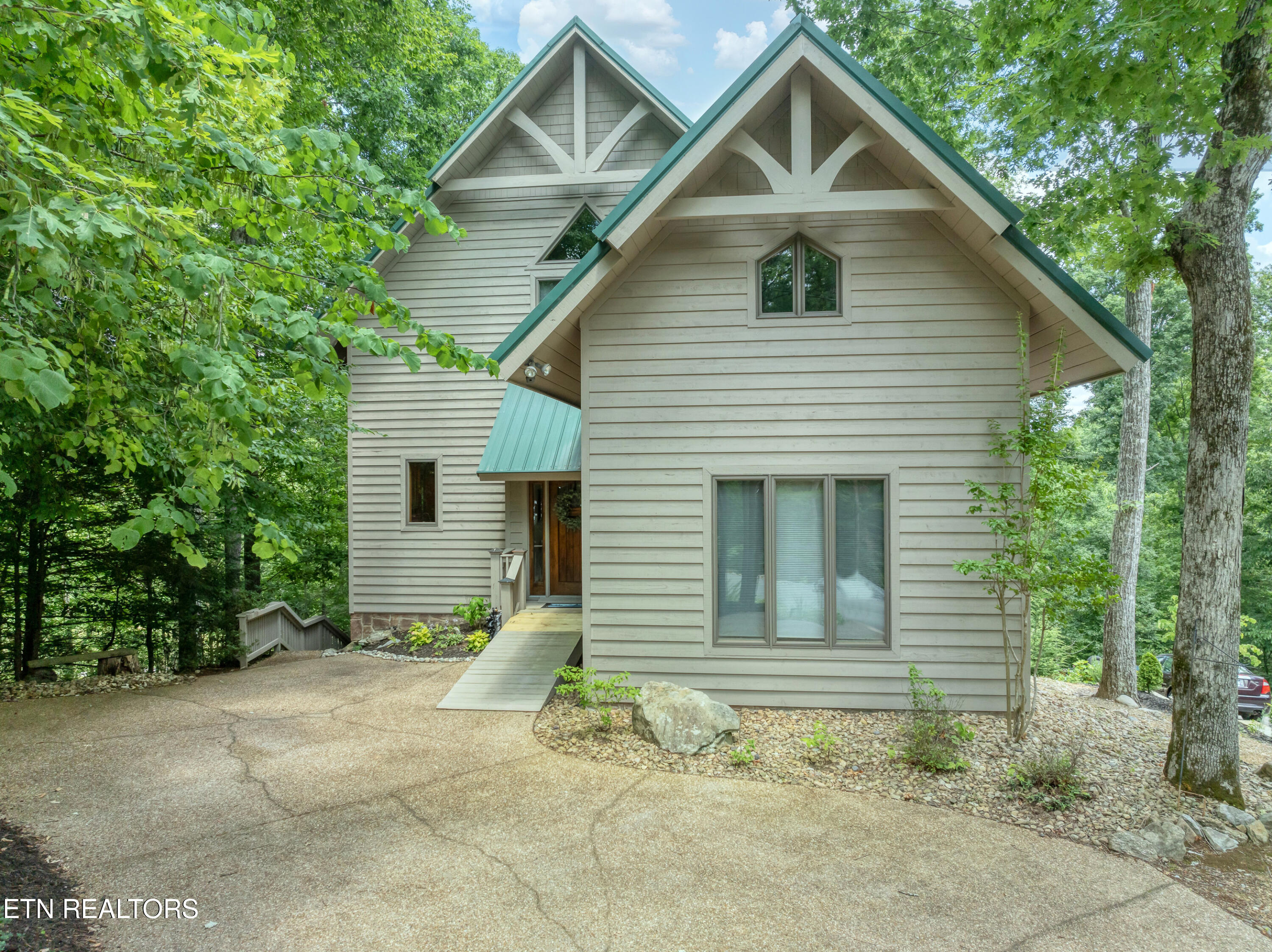 374 Laurel Rd — photo