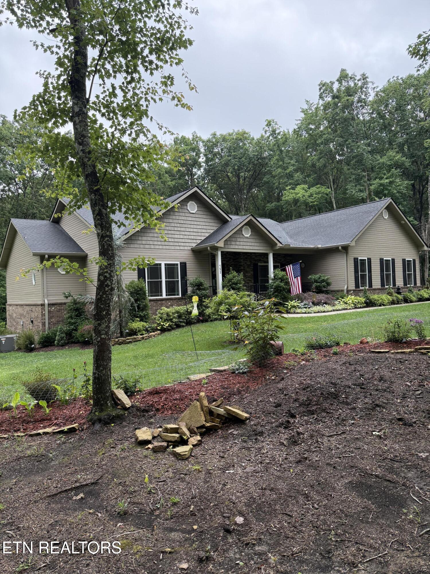 751 White Oak Rd — photo