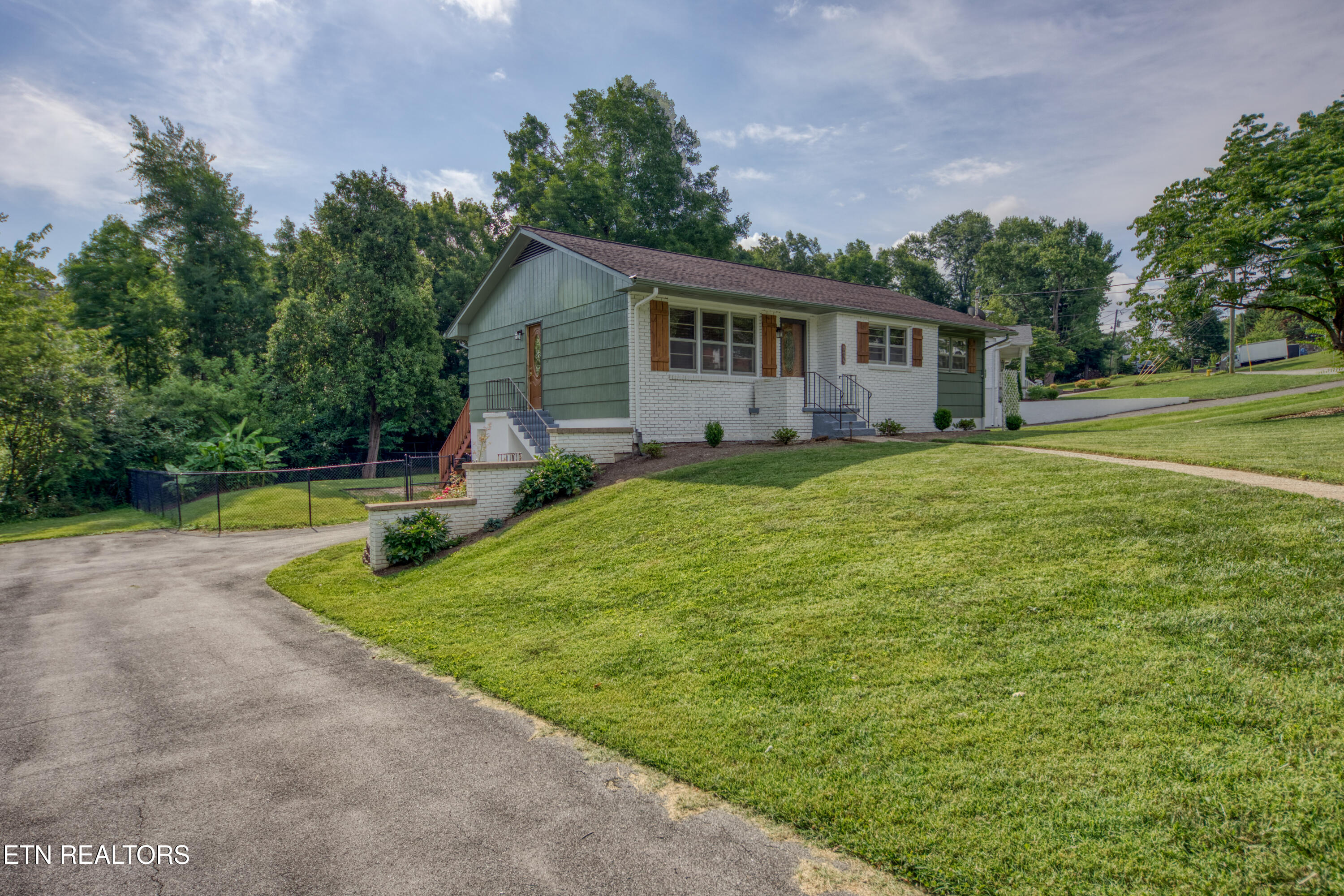 916 Mallory Rd — photo