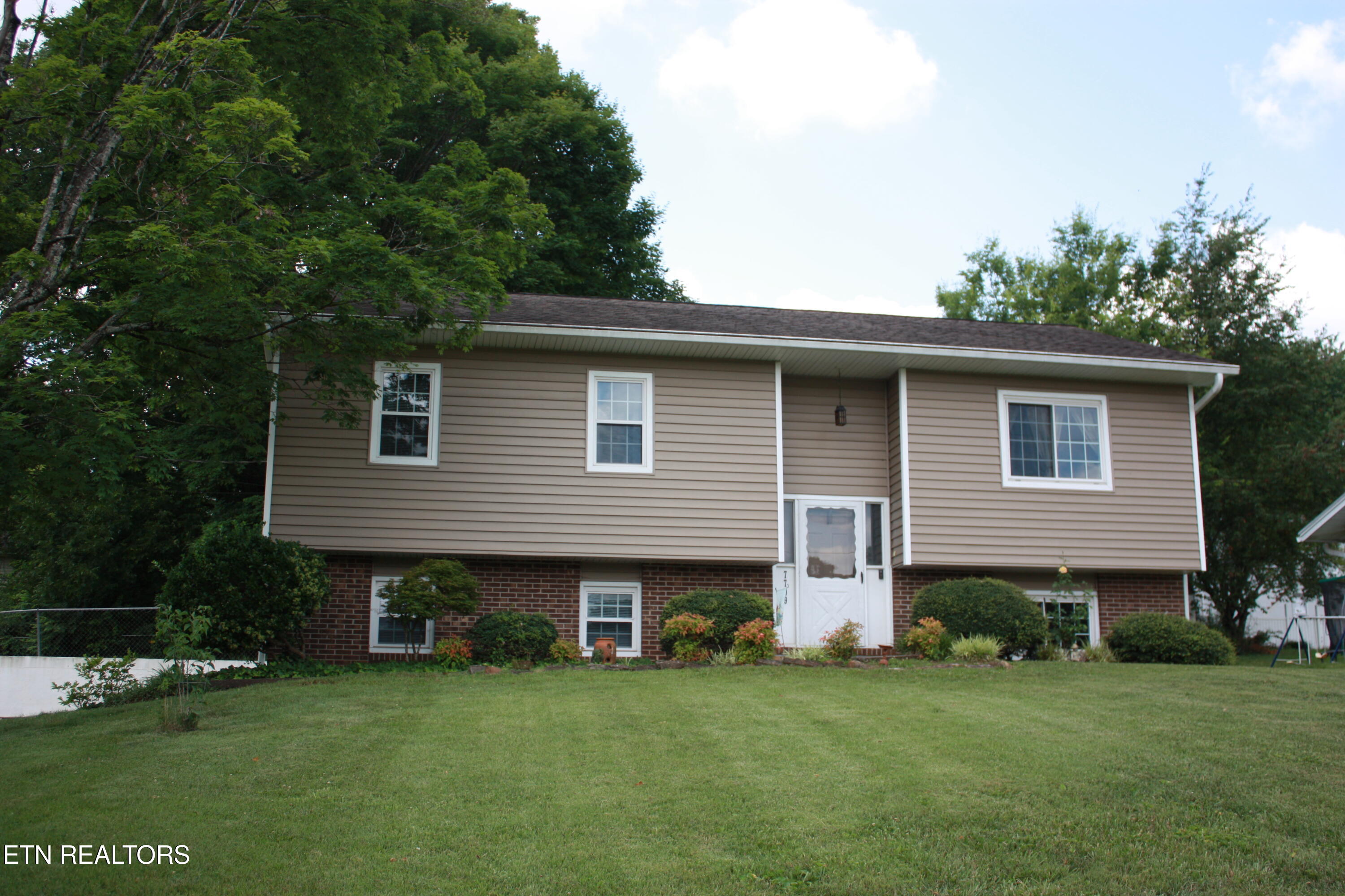 7709 Windsong Rd — photo