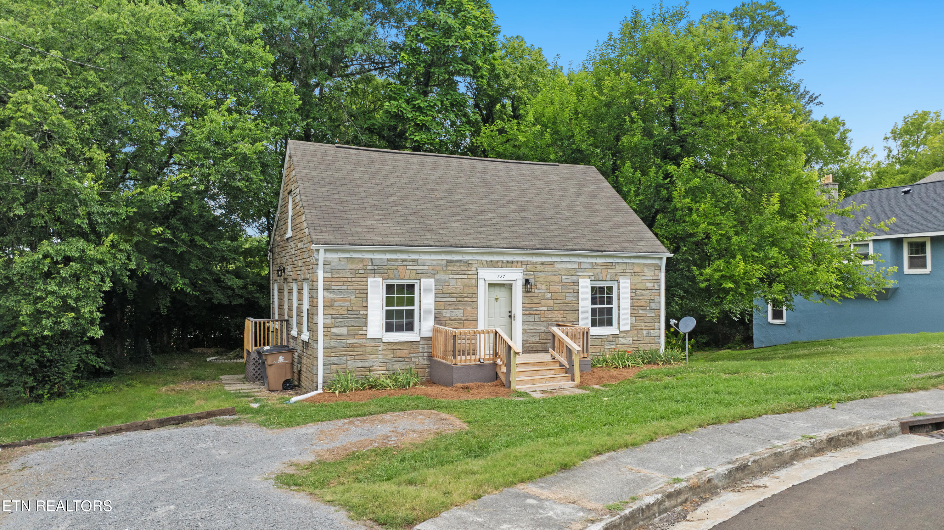 727 Witt Place — photo