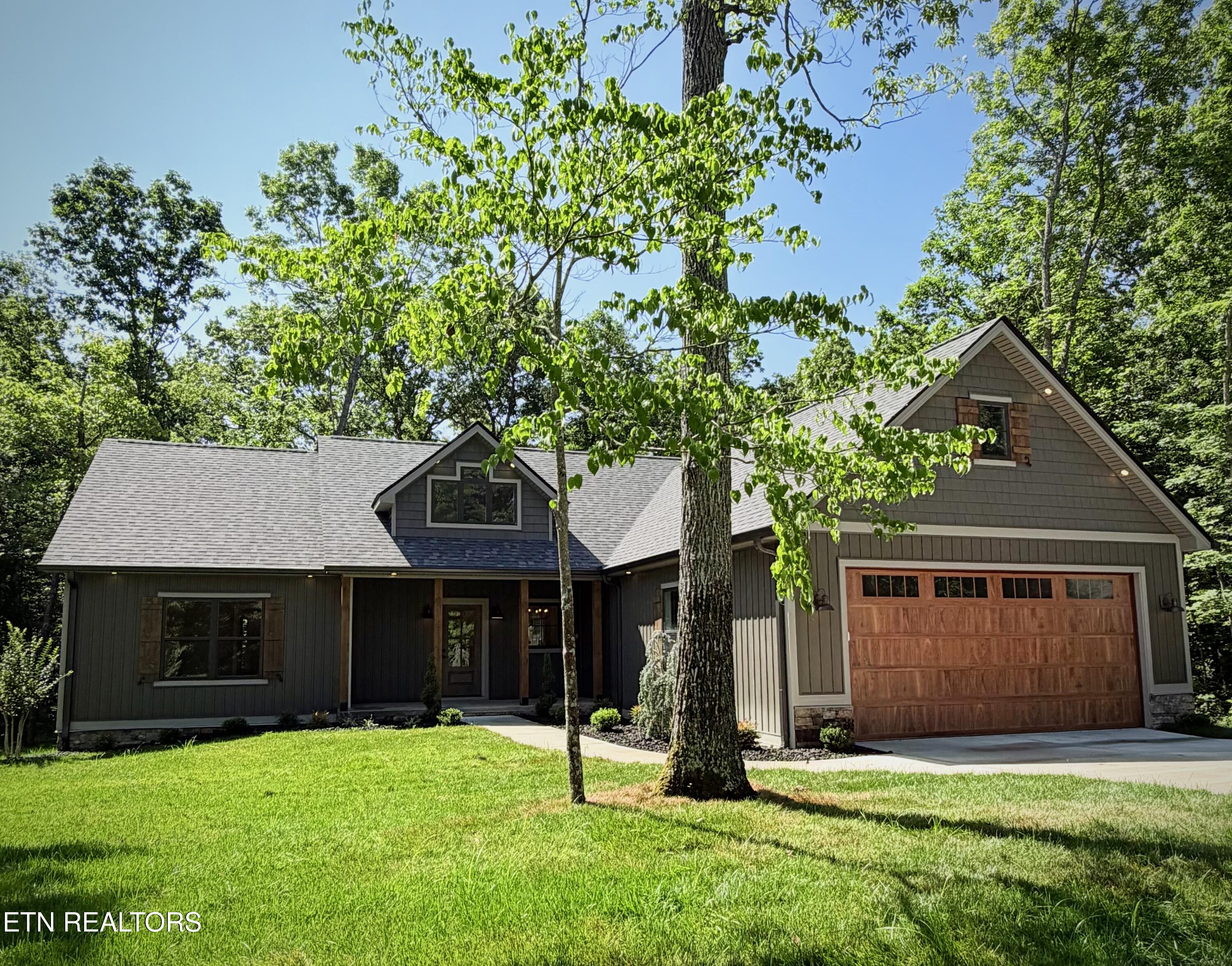 692 St George Drive — photo