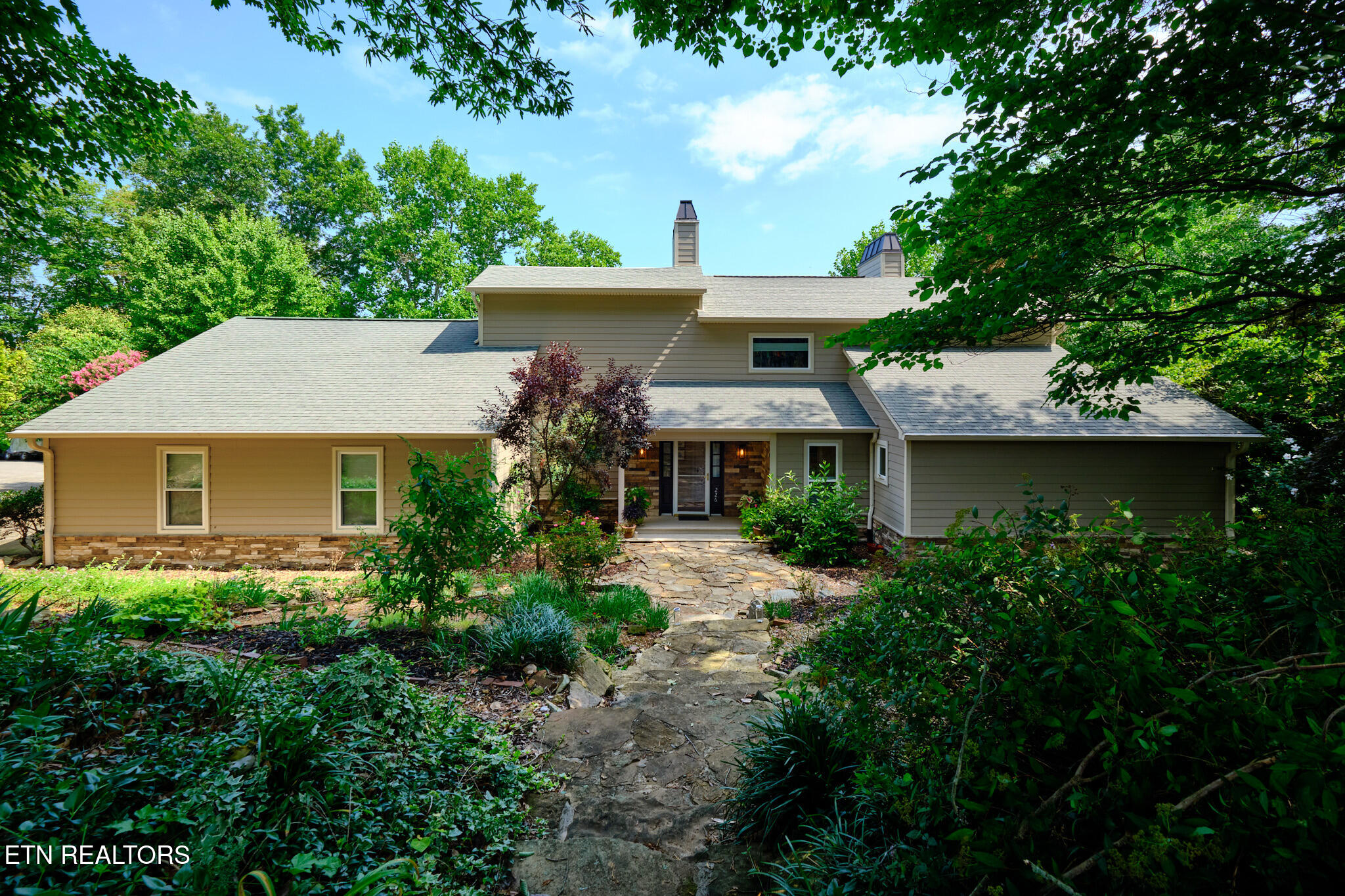 226 W Cove Drive — photo