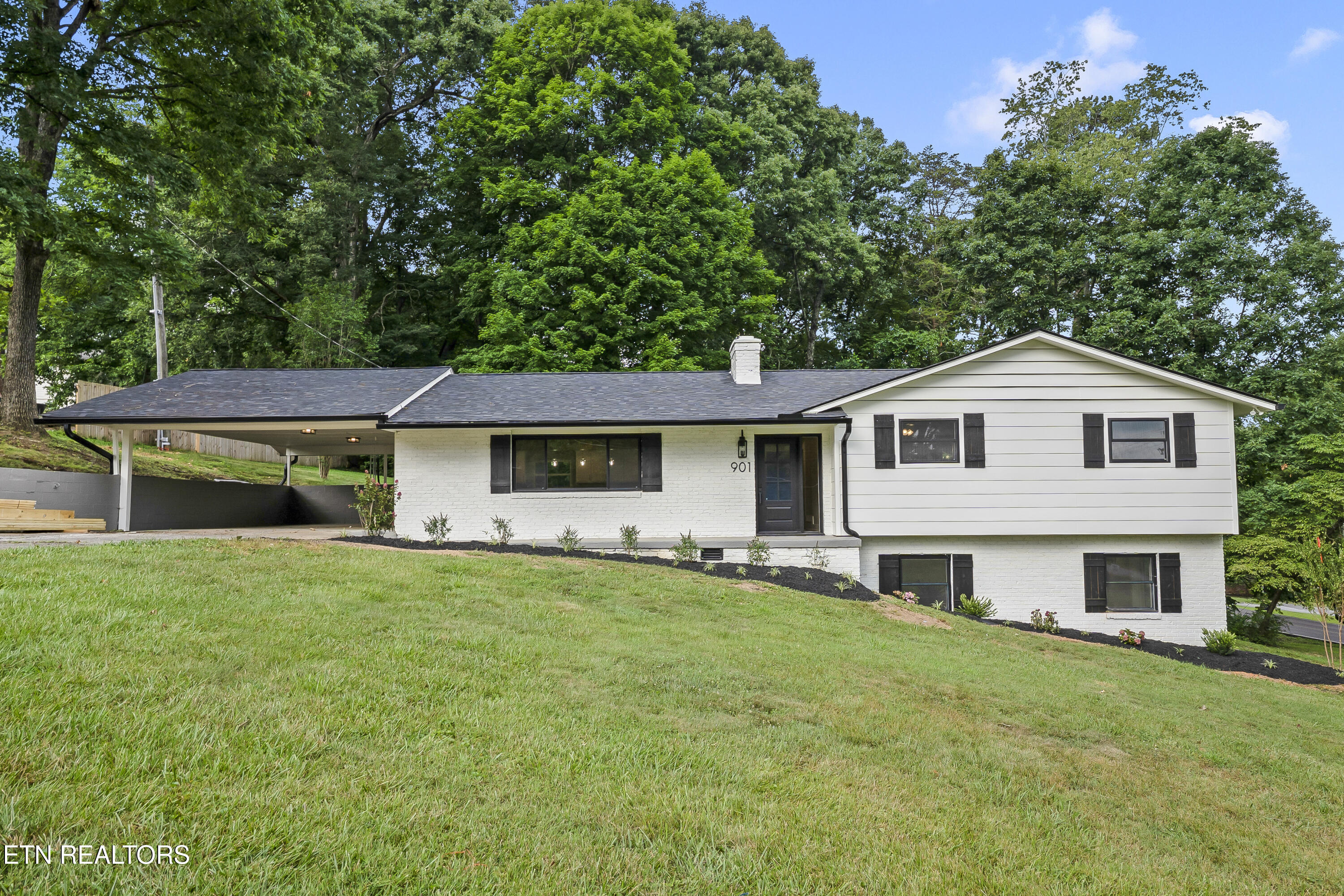 901 Midsouth Rd — photo
