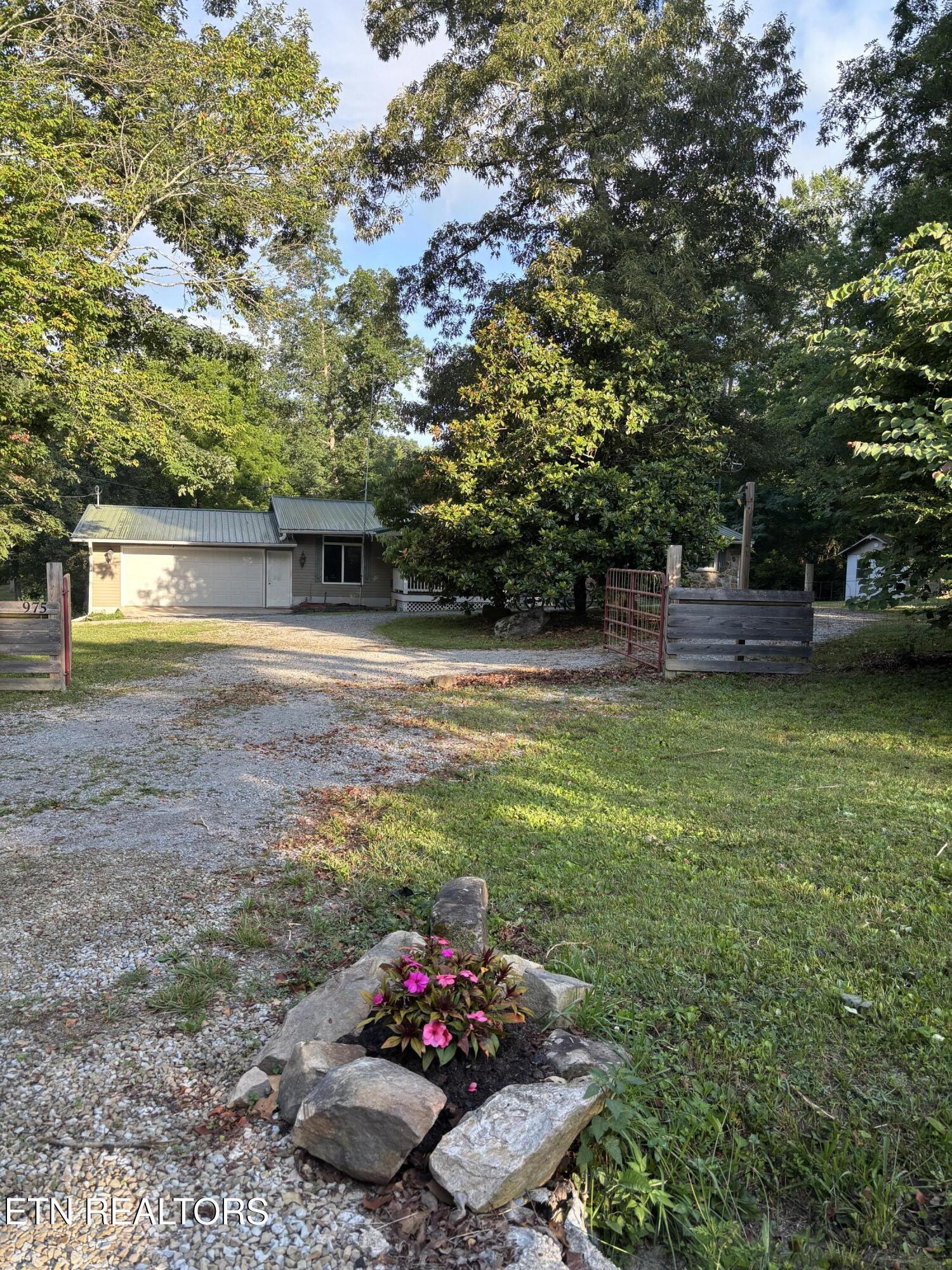 975 Lawson Rd — photo