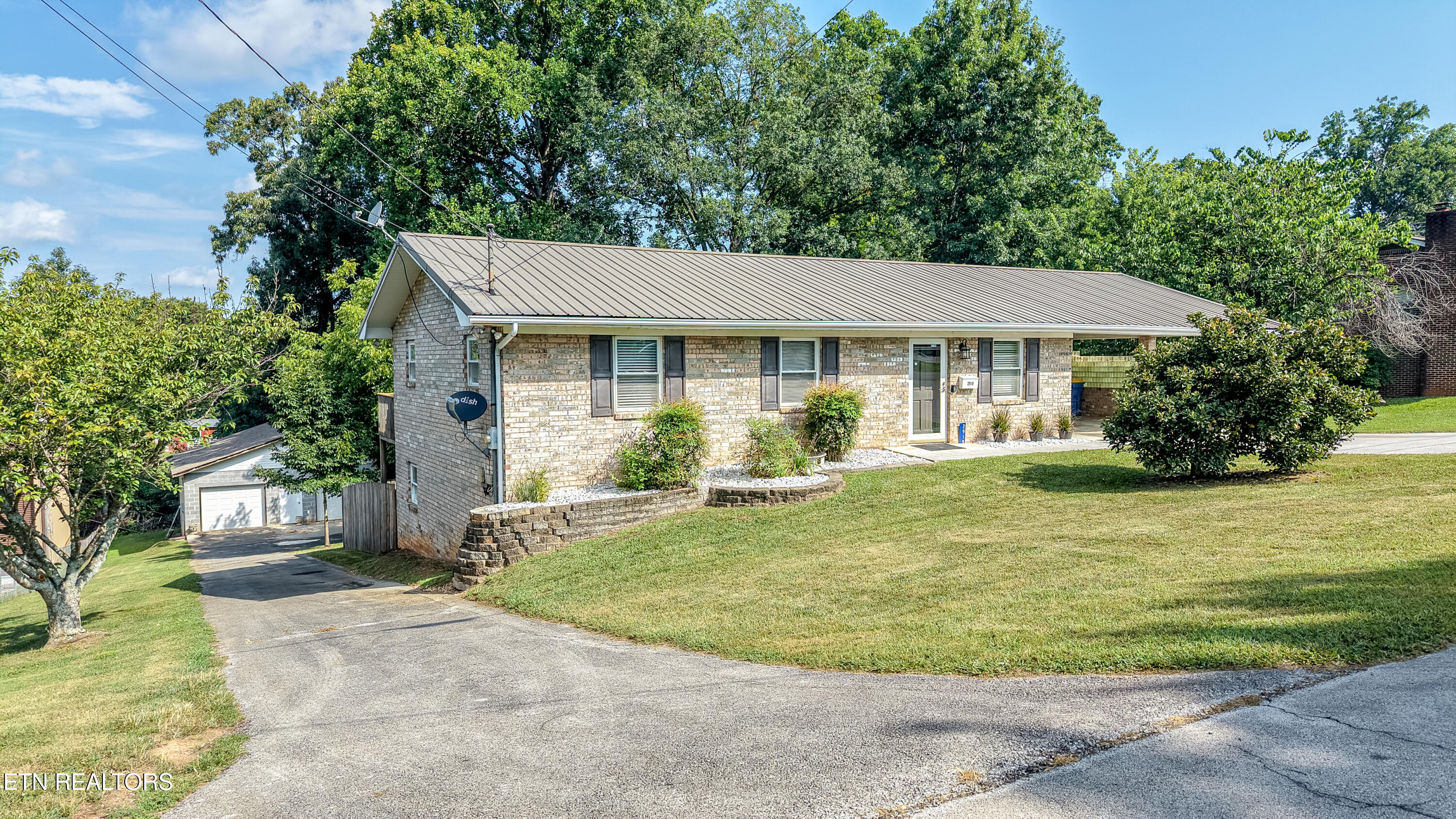 2919 W Woodbine Drive — photo
