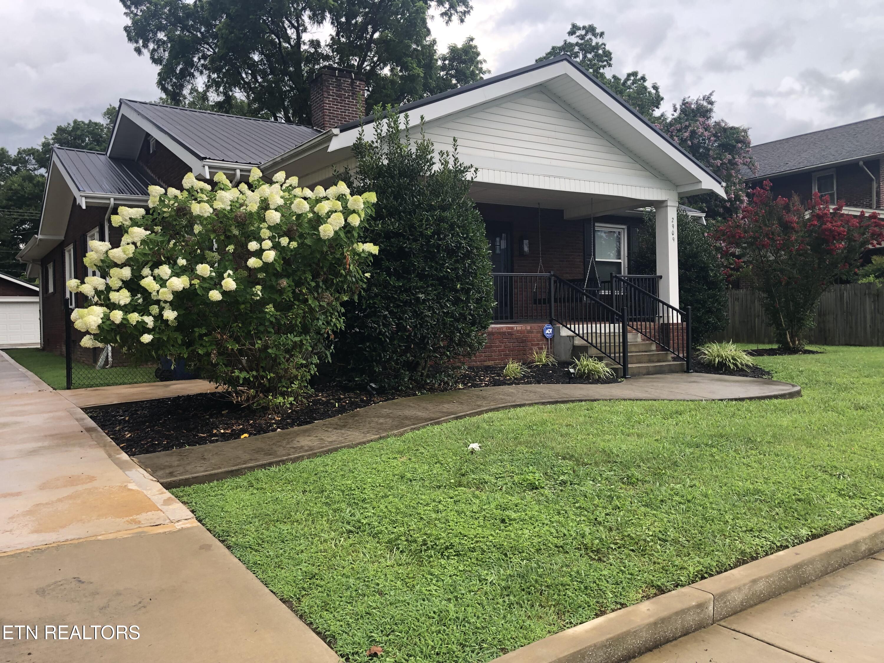 2909 W Cumberland Ave — photo