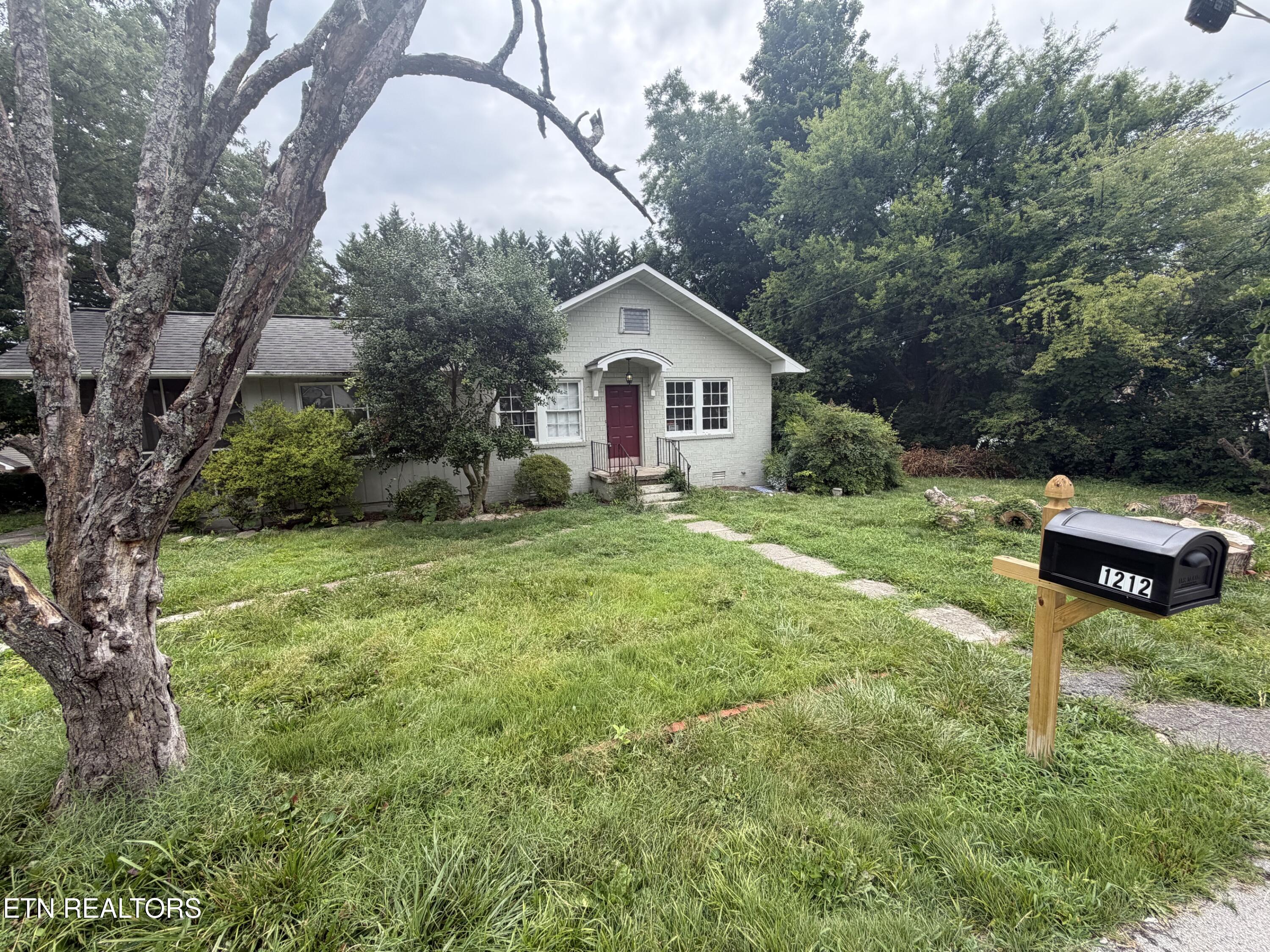 1212 Woodlawn Ave — photo