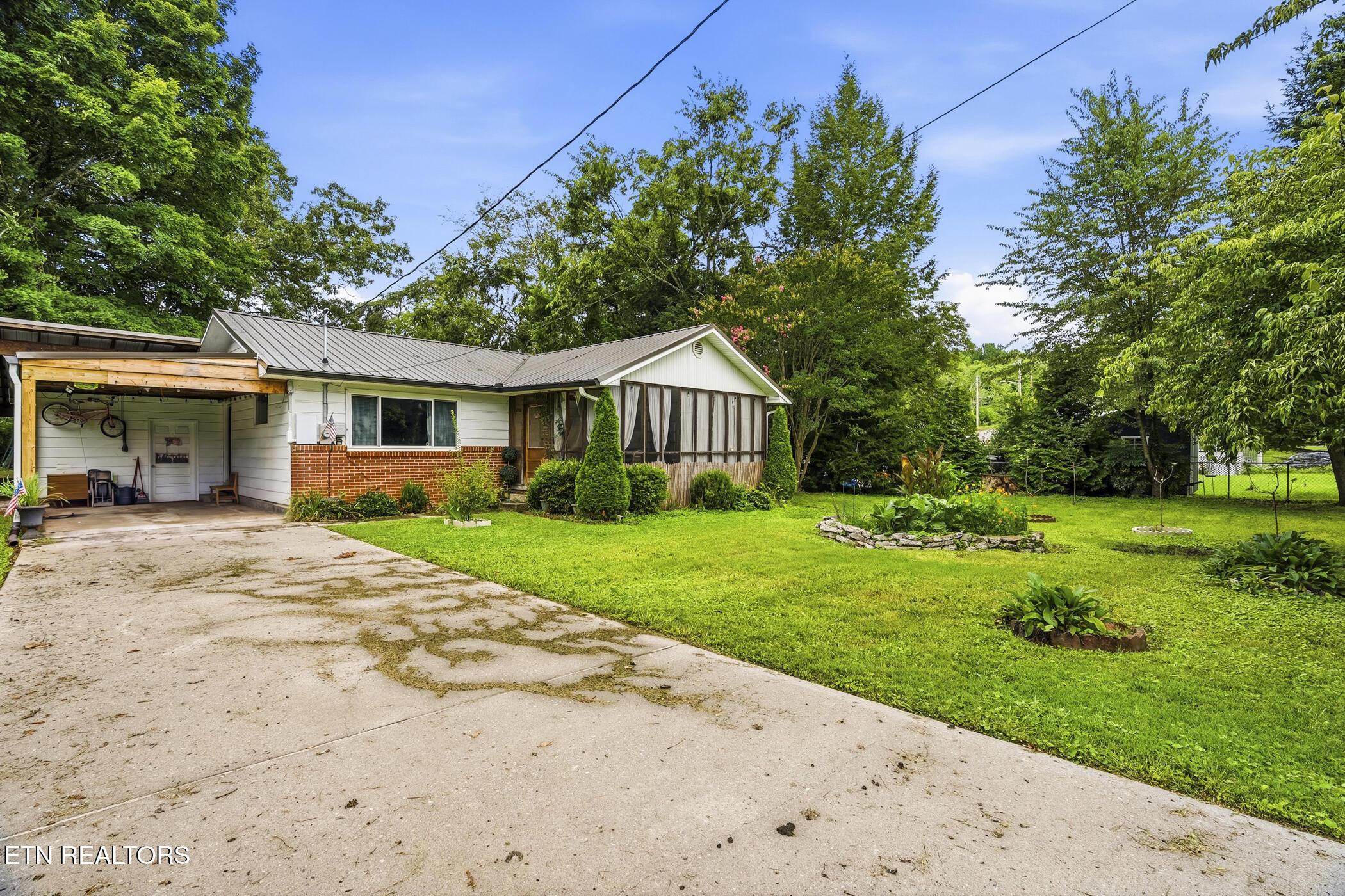 121 W Hutchinson Circle — photo