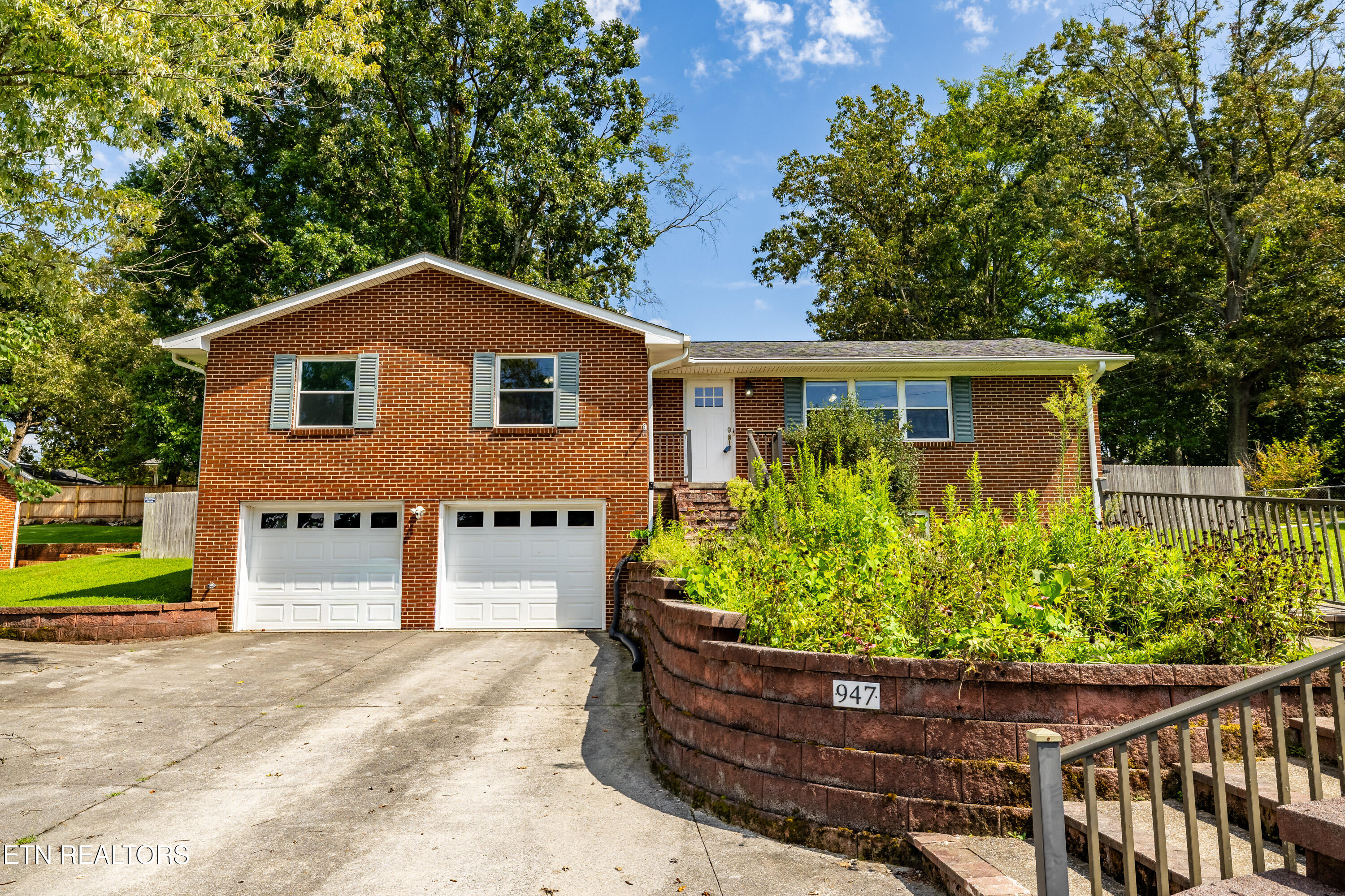947 N Linden Drive — photo