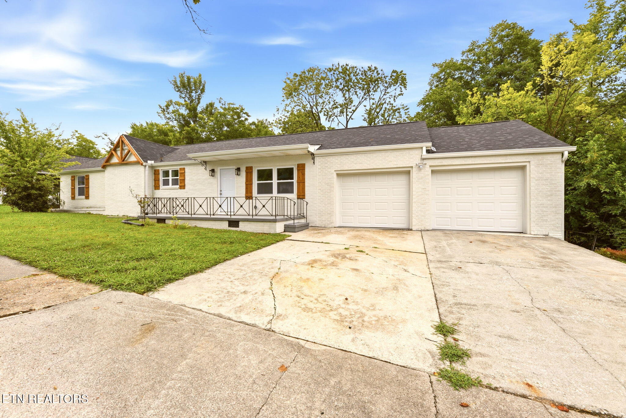 2406 E Glenwood Ave — photo