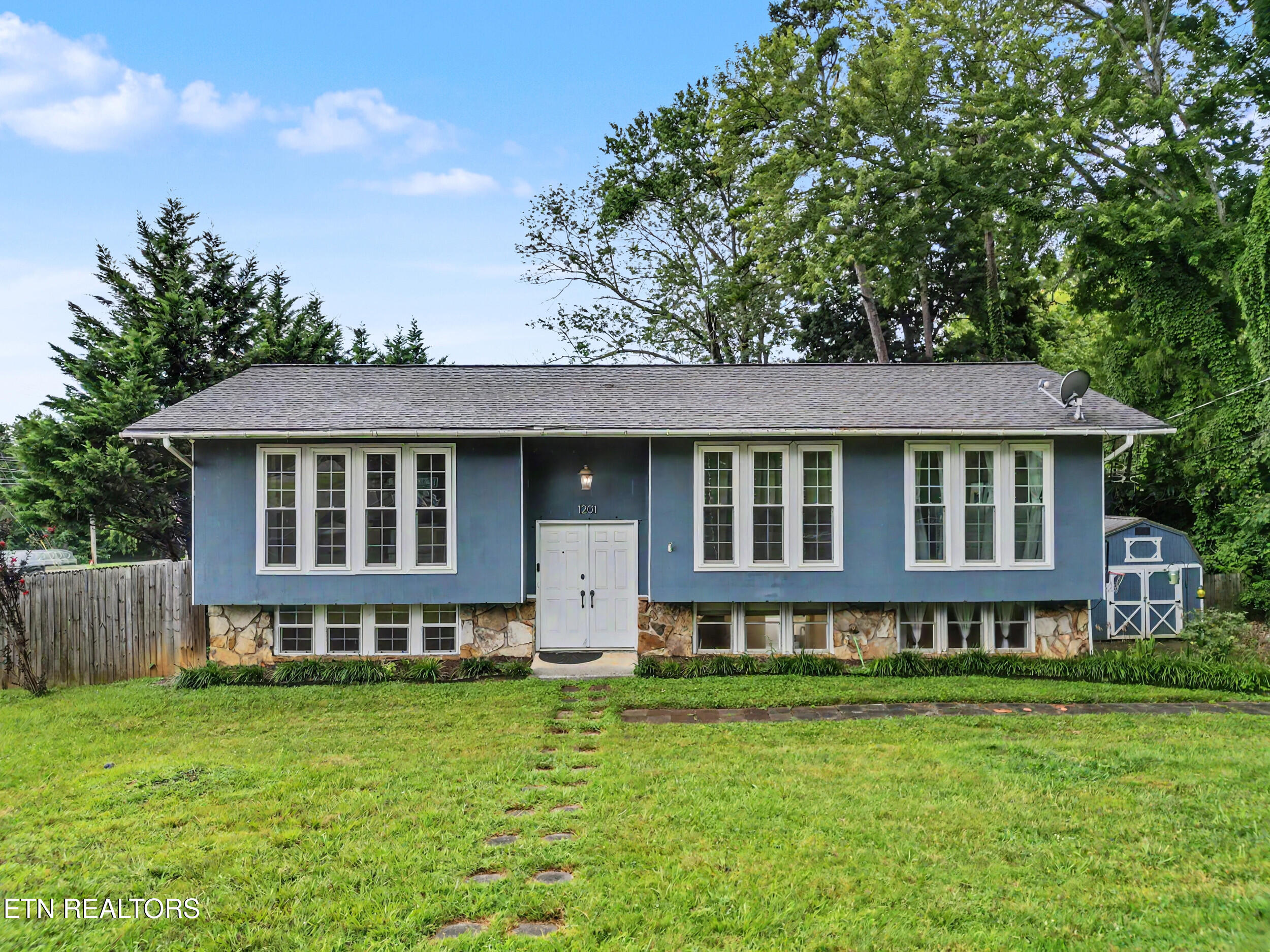 1201 Foxcrolf Drive — photo