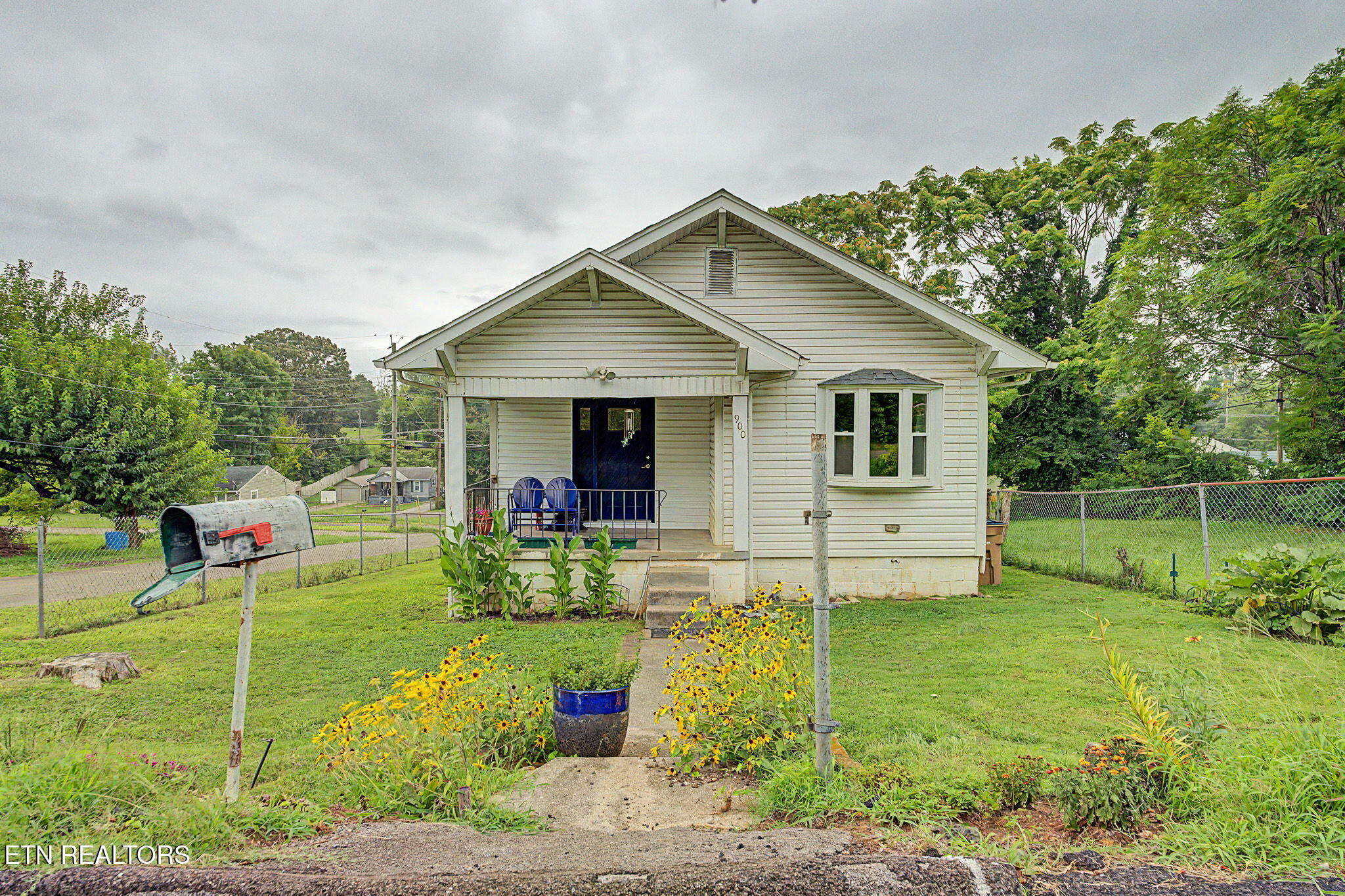 900 W Emerald Ave — photo