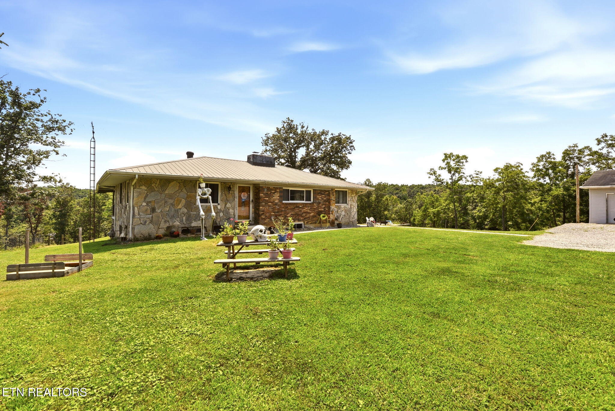 798 Christenson Rd, Deer Lodge, TN 37726 — photo 3
