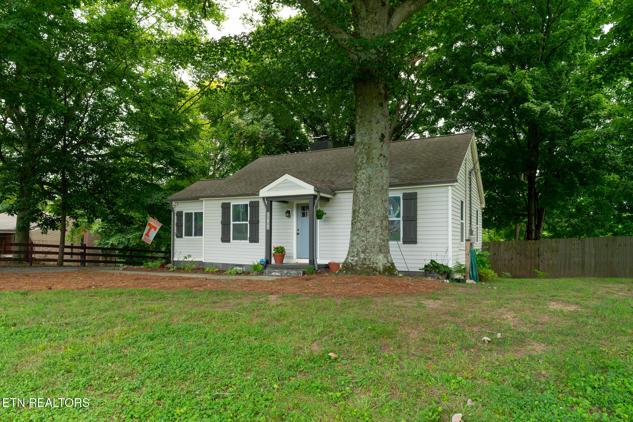 504 Sinking Springs Rd, Clinton, TN 37716 — photo 2