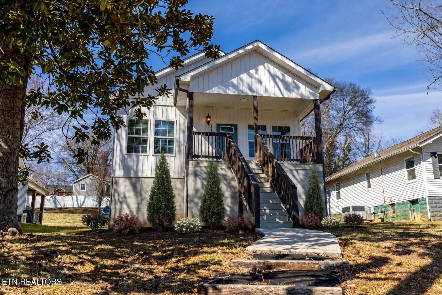 619 NE Midlake Drive — photo