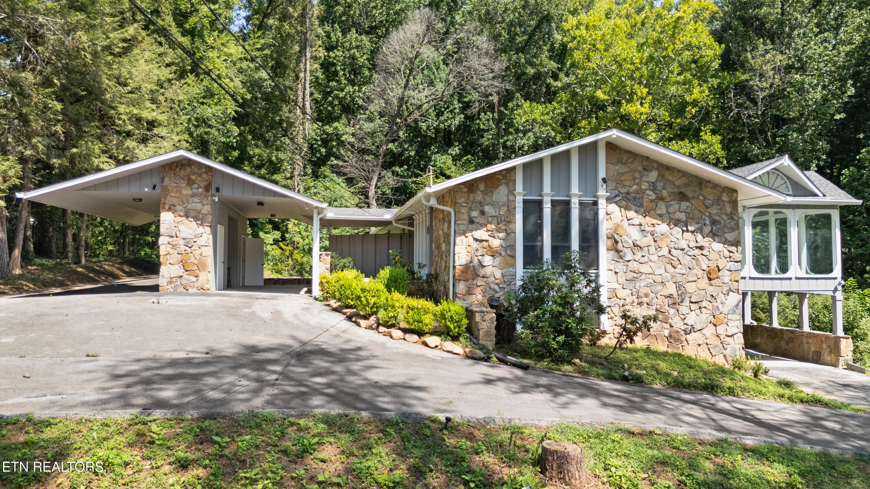 8129 NW Ainsworth Drive — photo