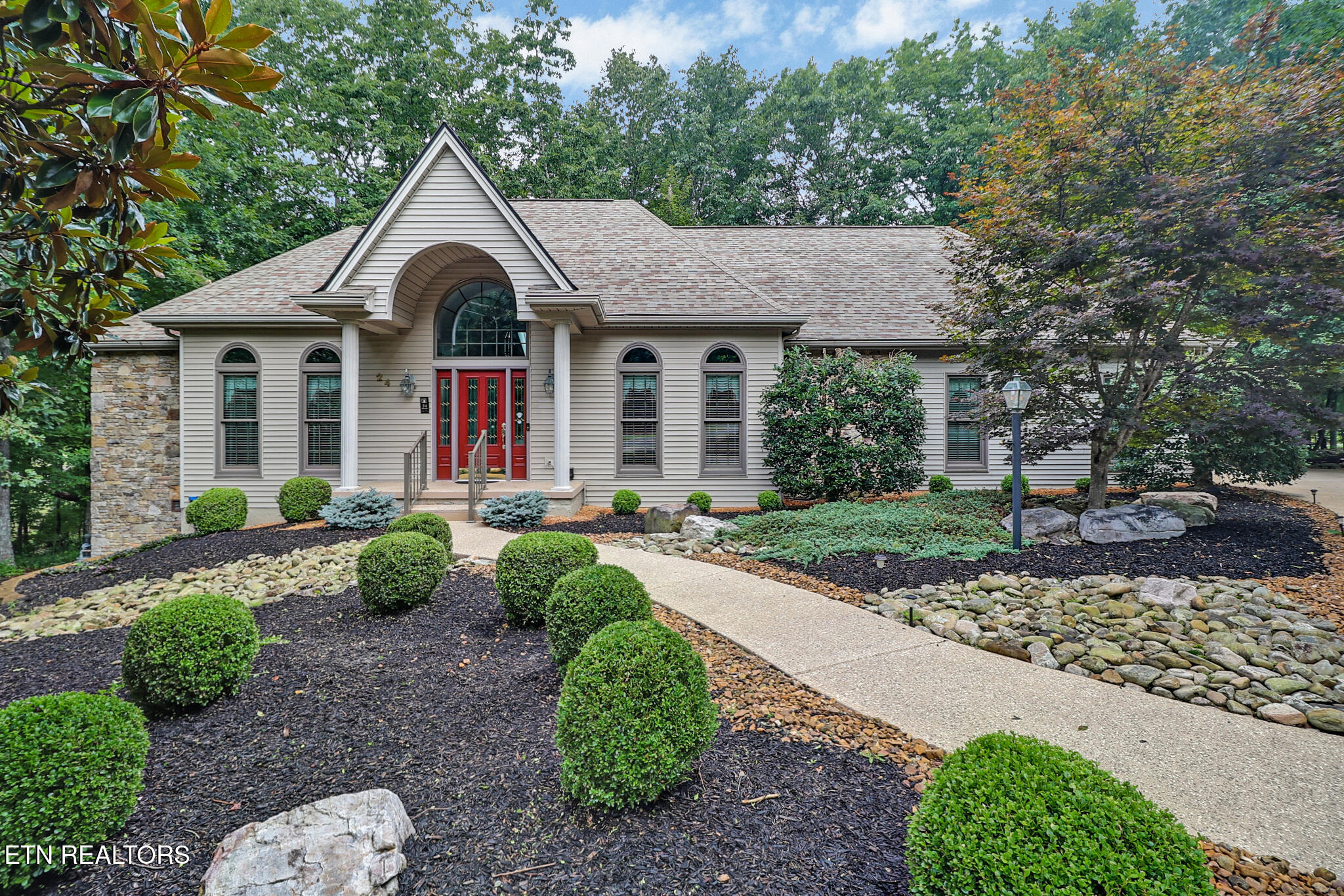 24 Rolling Green Court — photo