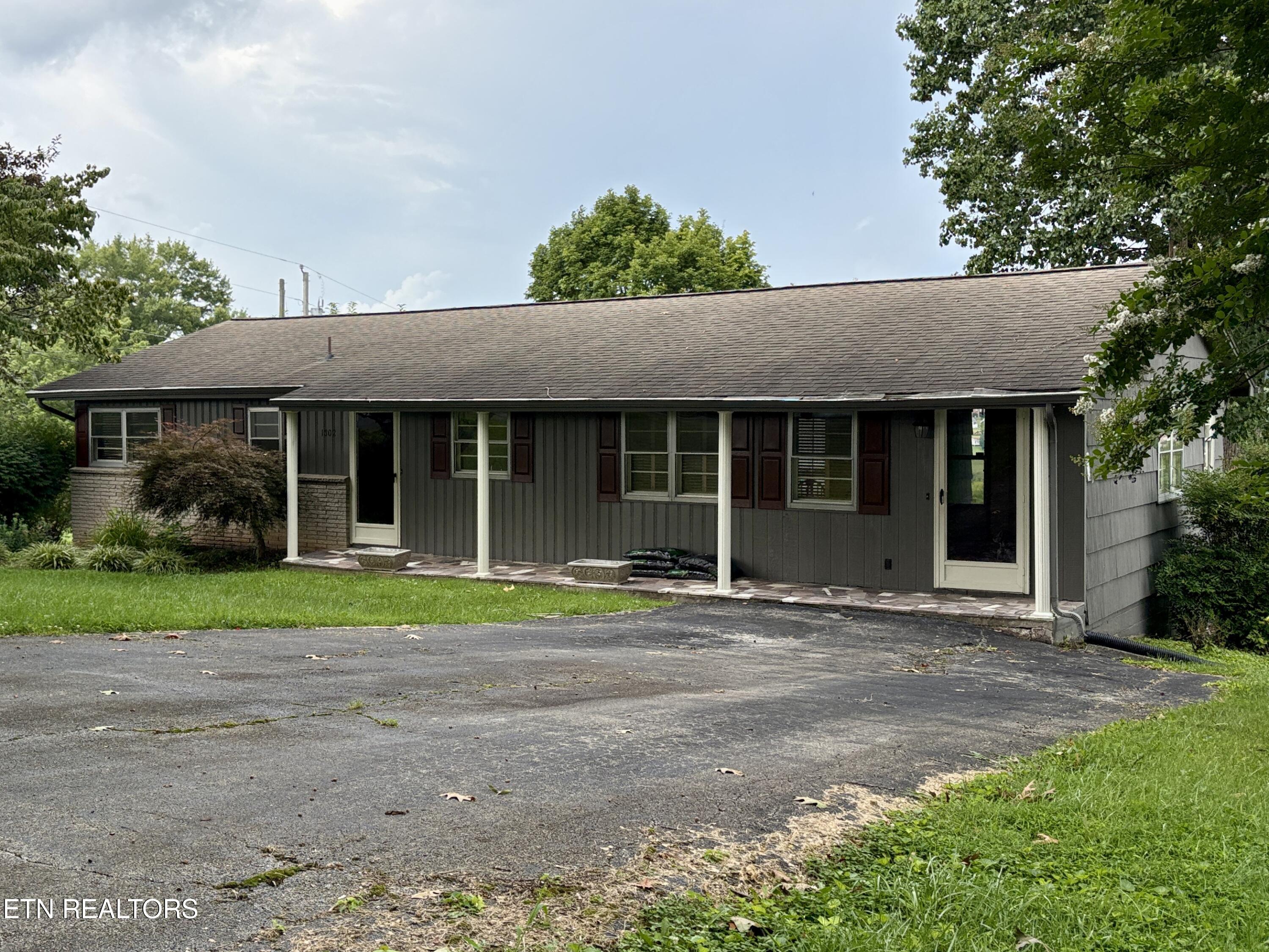 1302 Nell St — photo