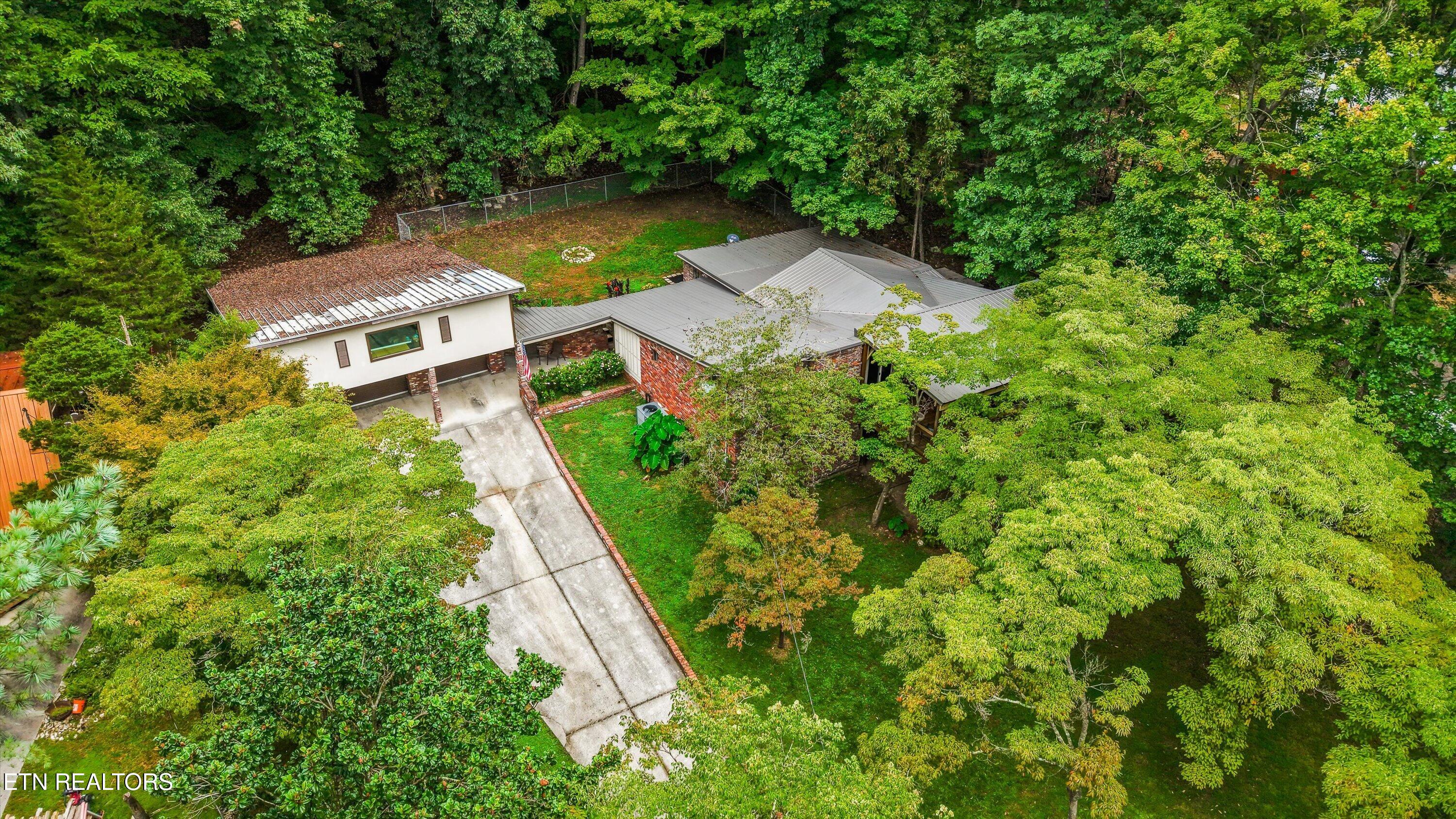 211 Club House Drive — photo