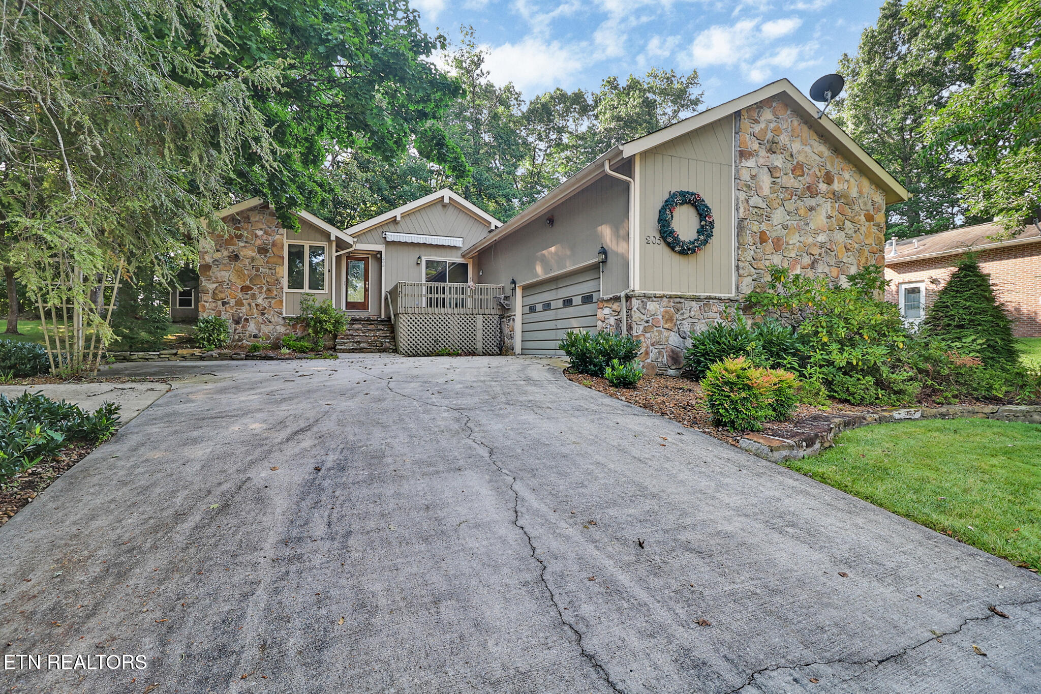 205 Lakewood Drive — photo